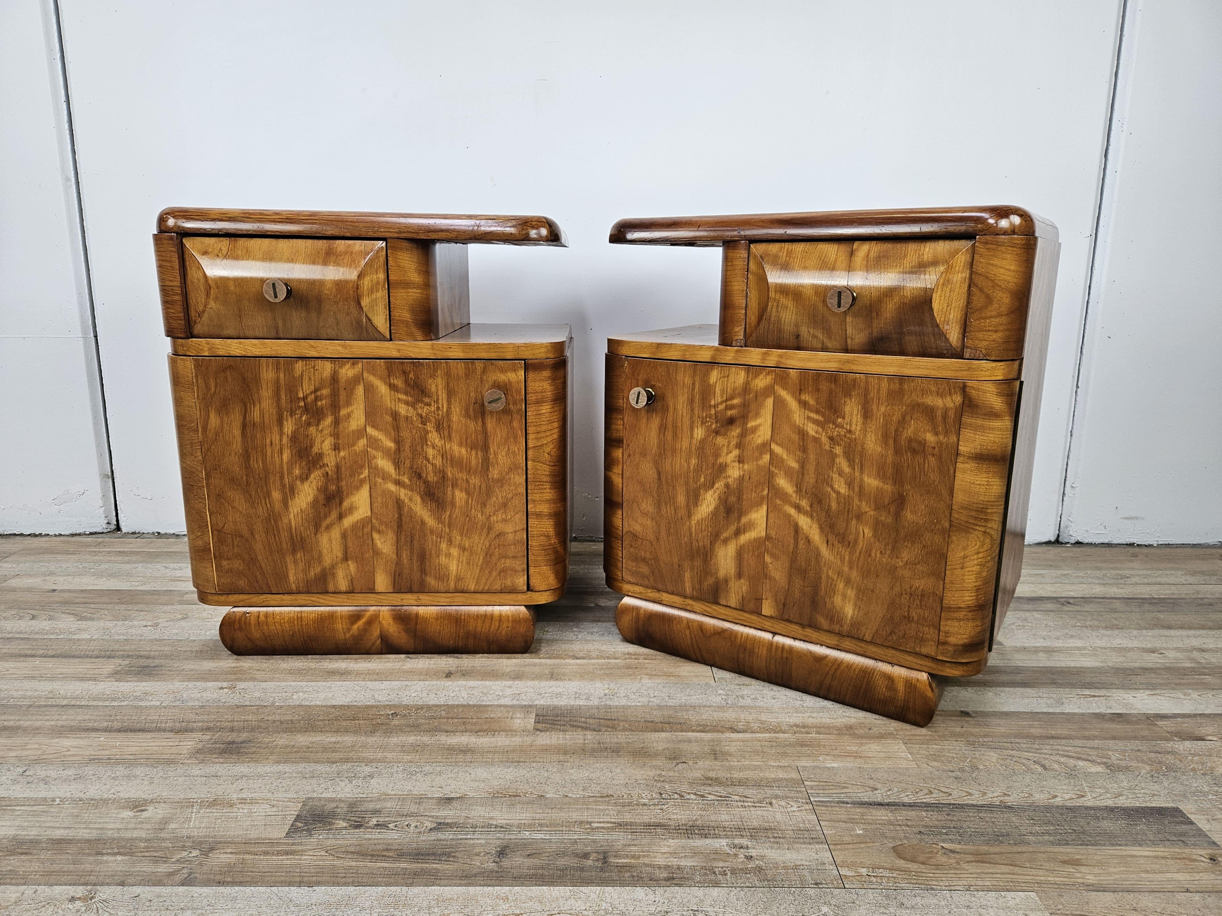 Tables de chevet Art Déco des années 1940 en noyer blond avec tiroir et étagère Bon état - En vente à Premariacco, IT