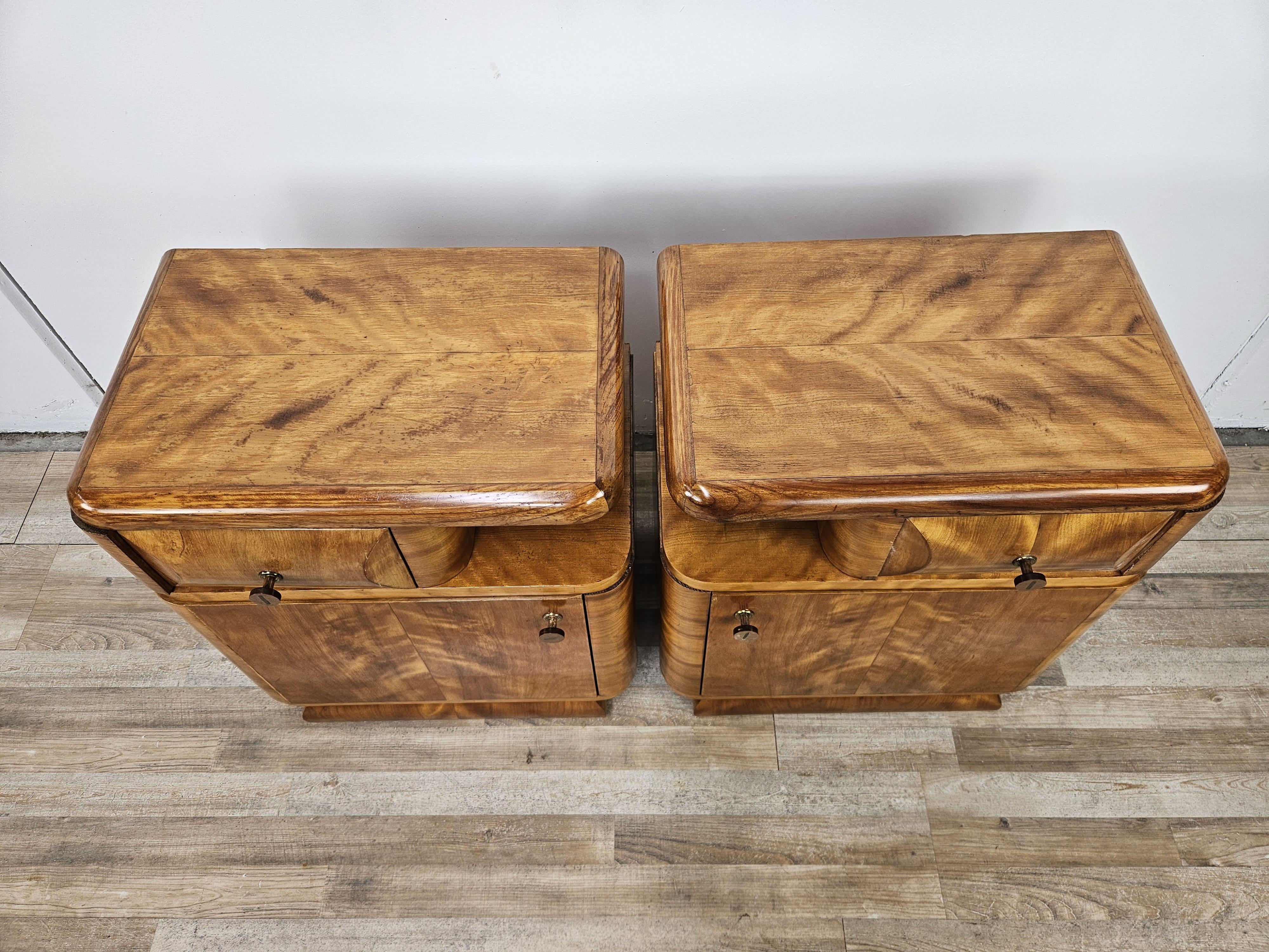 Mid-20th Century Tables de chevet Art Déco des années 1940 en noyer blond avec tiroir et étagère en vente
