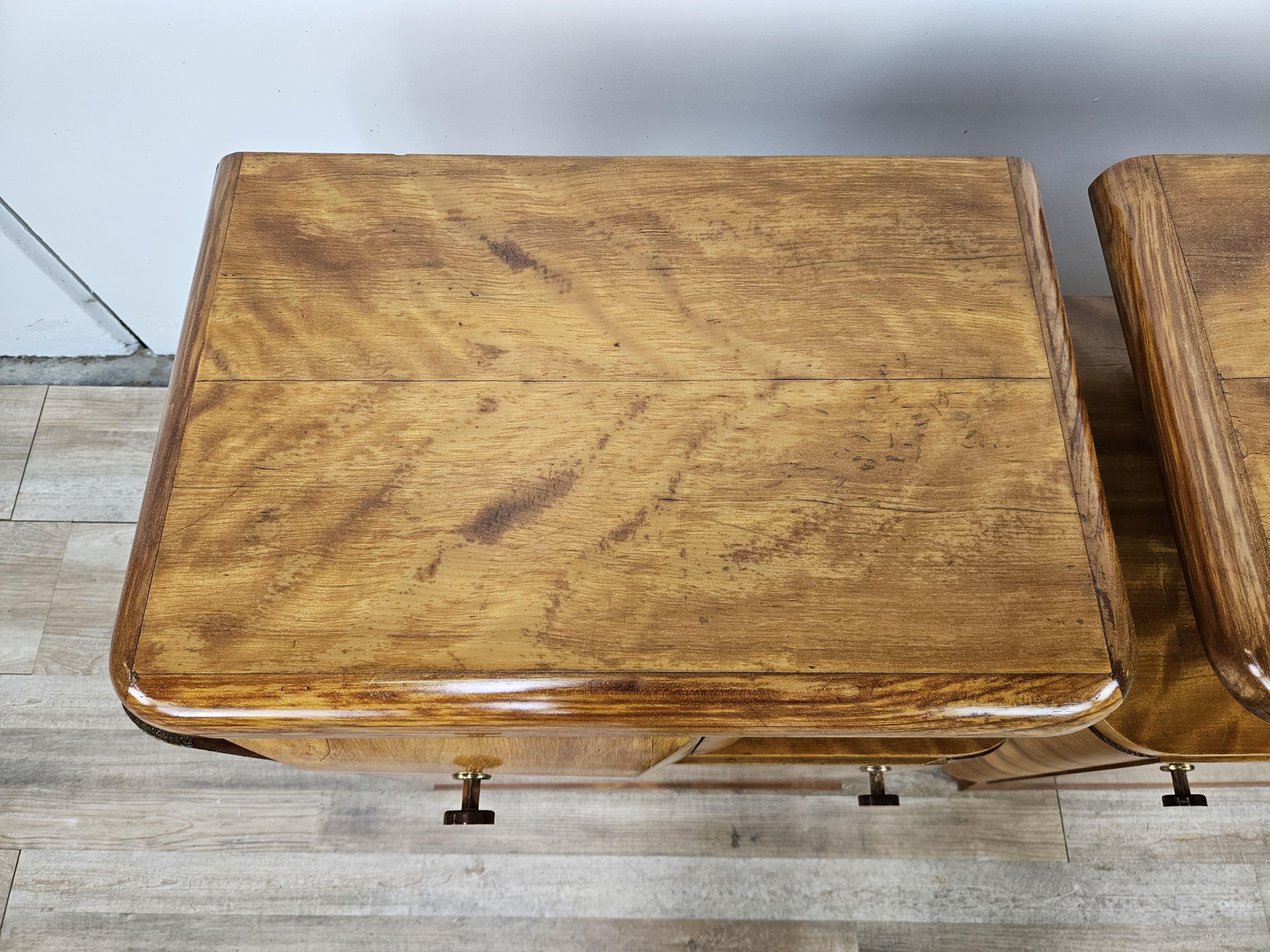 Noyer Tables de chevet Art Déco des années 1940 en noyer blond avec tiroir et étagère en vente