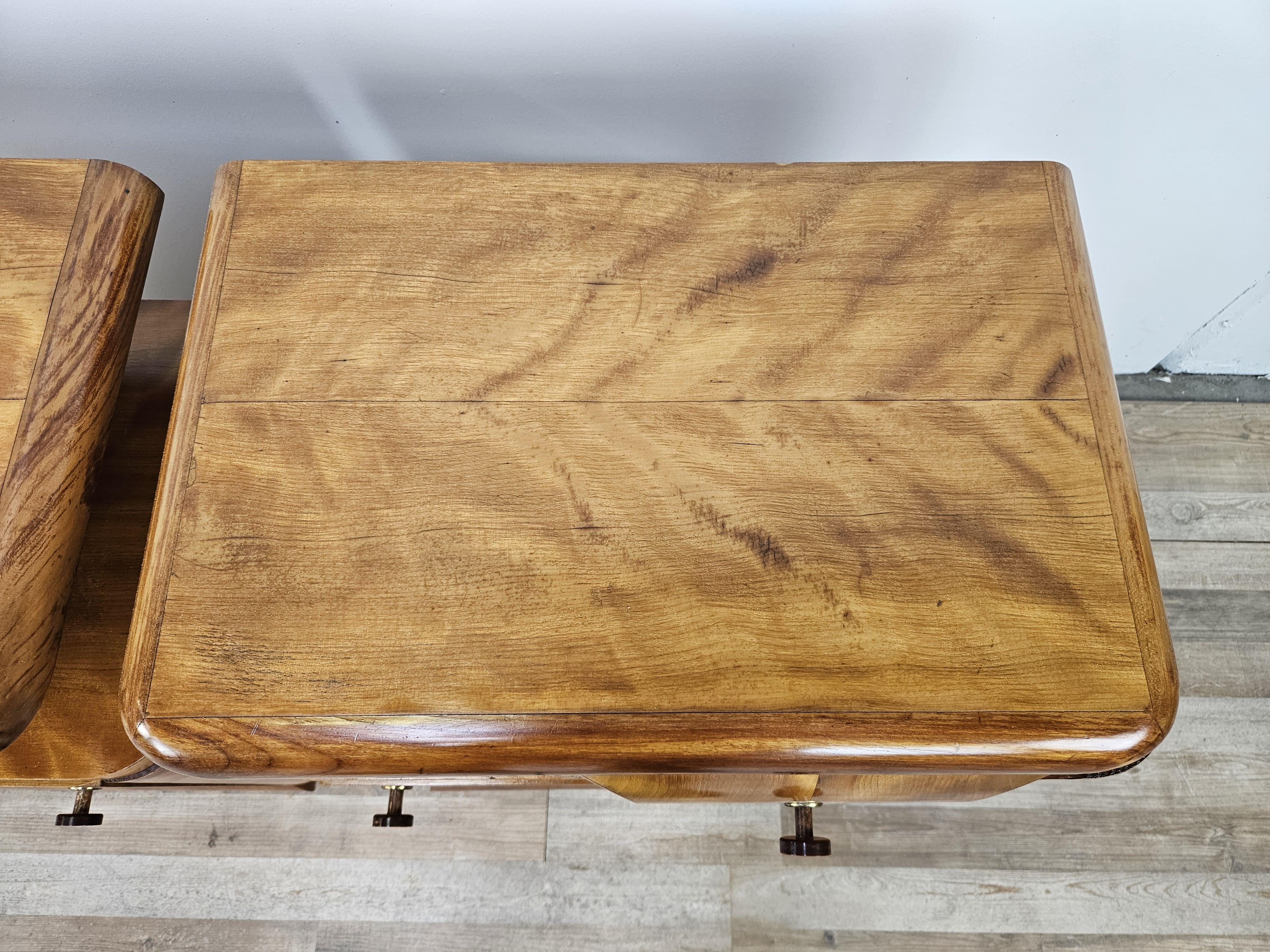 Tables de chevet Art Déco des années 1940 en noyer blond avec tiroir et étagère en vente 1