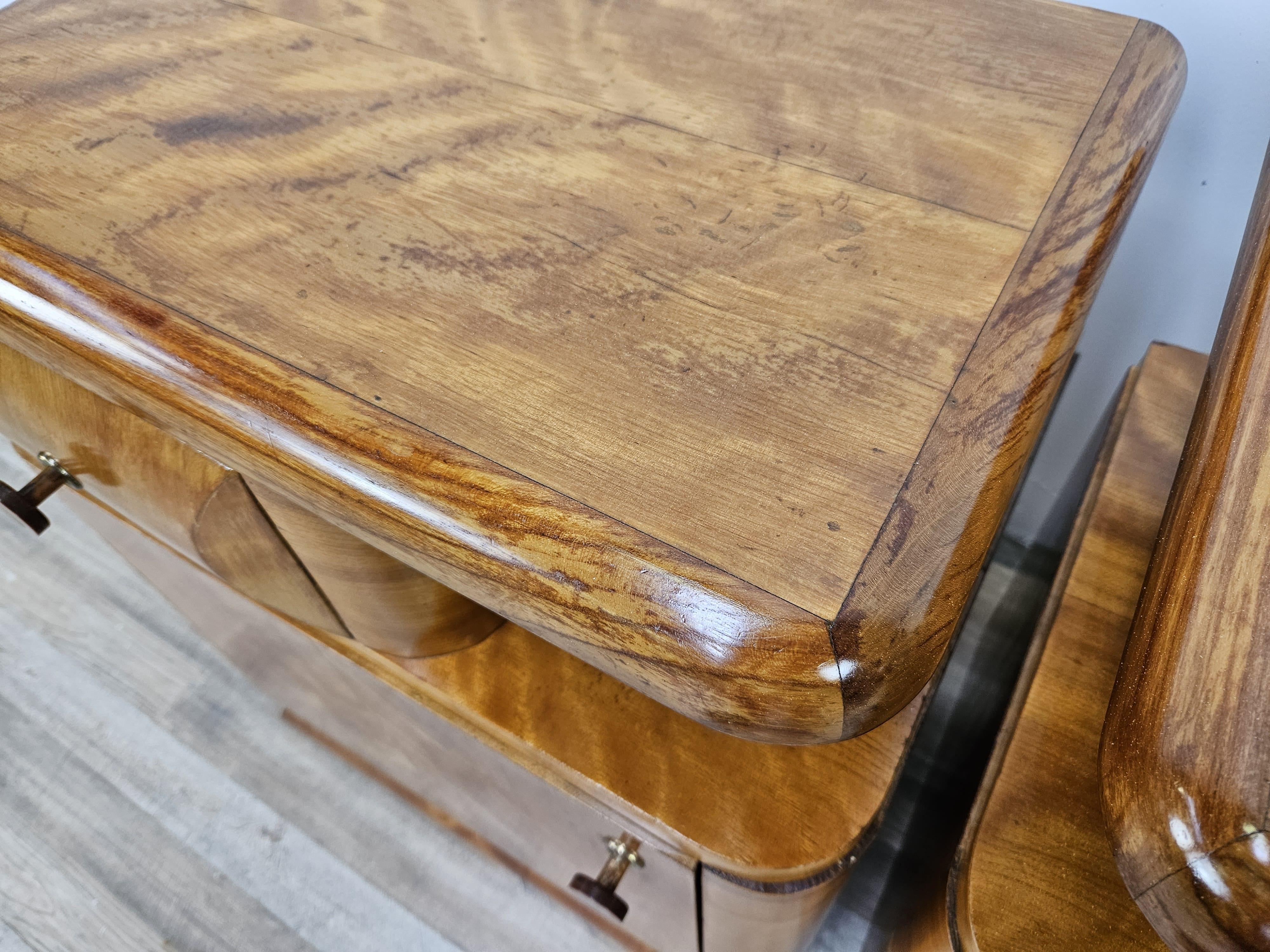 Tables de chevet Art Déco des années 1940 en noyer blond avec tiroir et étagère en vente 2