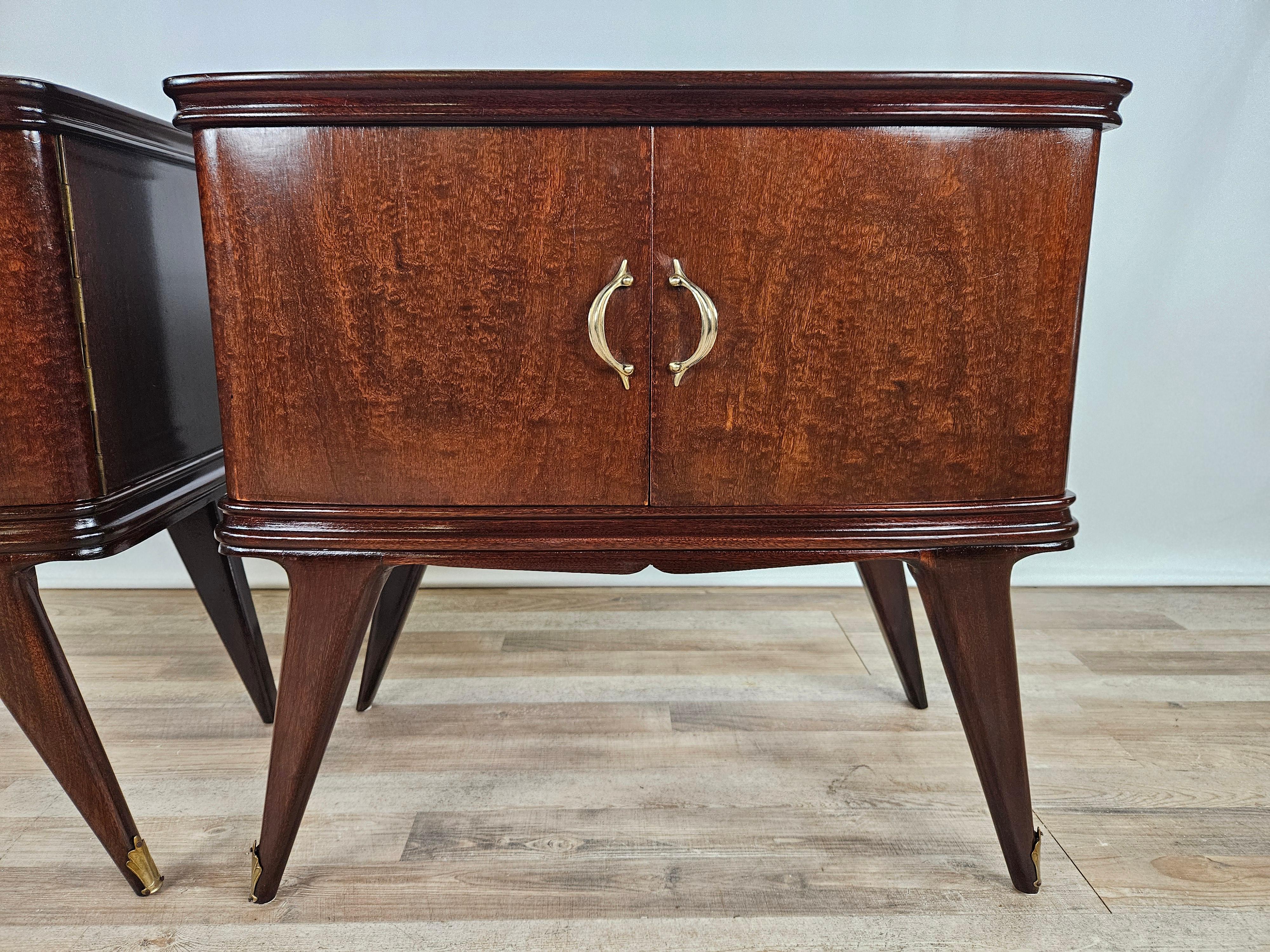 1950s mahogany feather bedside tables with brown glass and brass handles For Sale 3