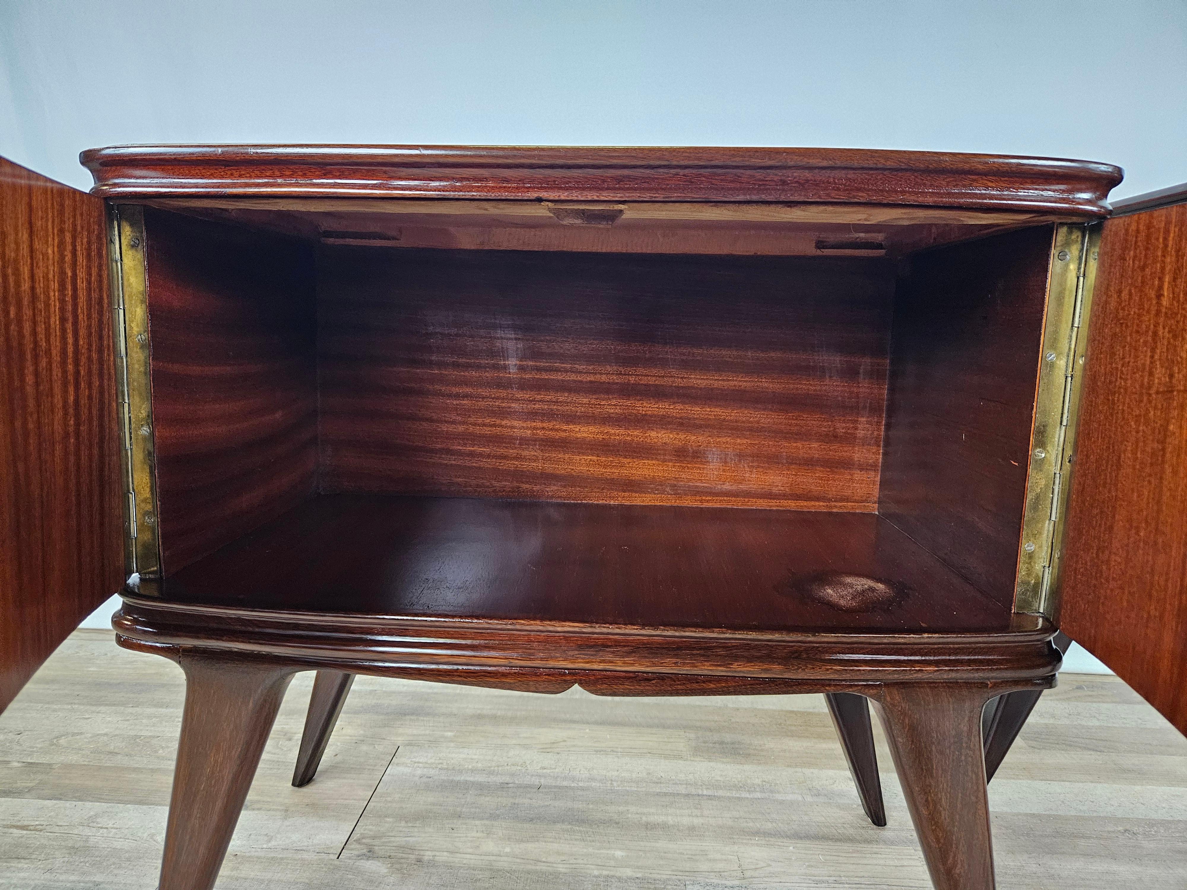 1950s mahogany feather bedside tables with brown glass and brass handles For Sale 5