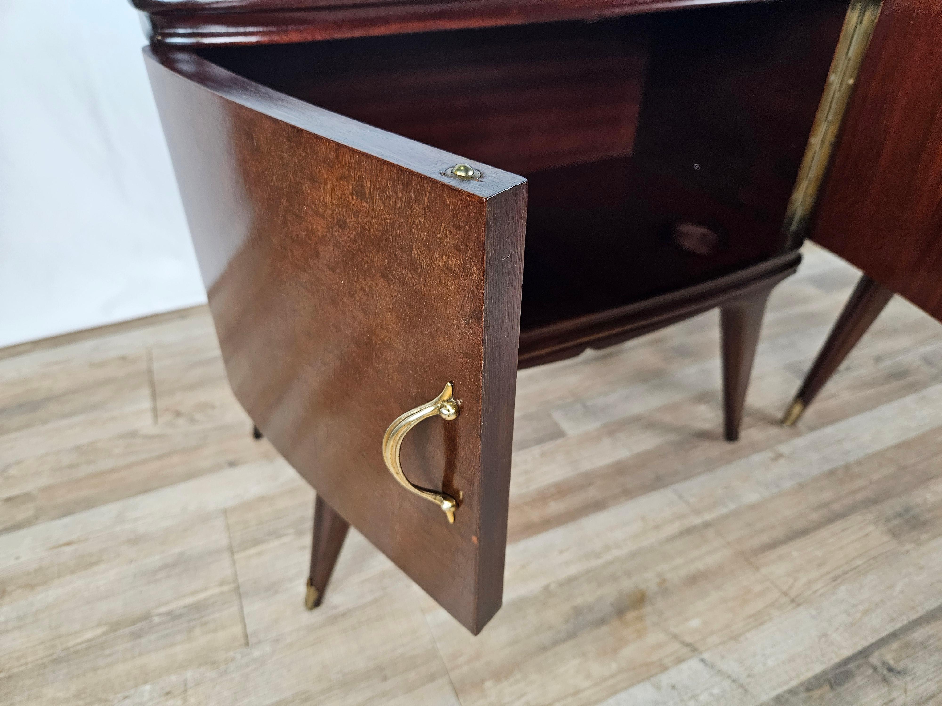 1950s mahogany feather bedside tables with brown glass and brass handles For Sale 7