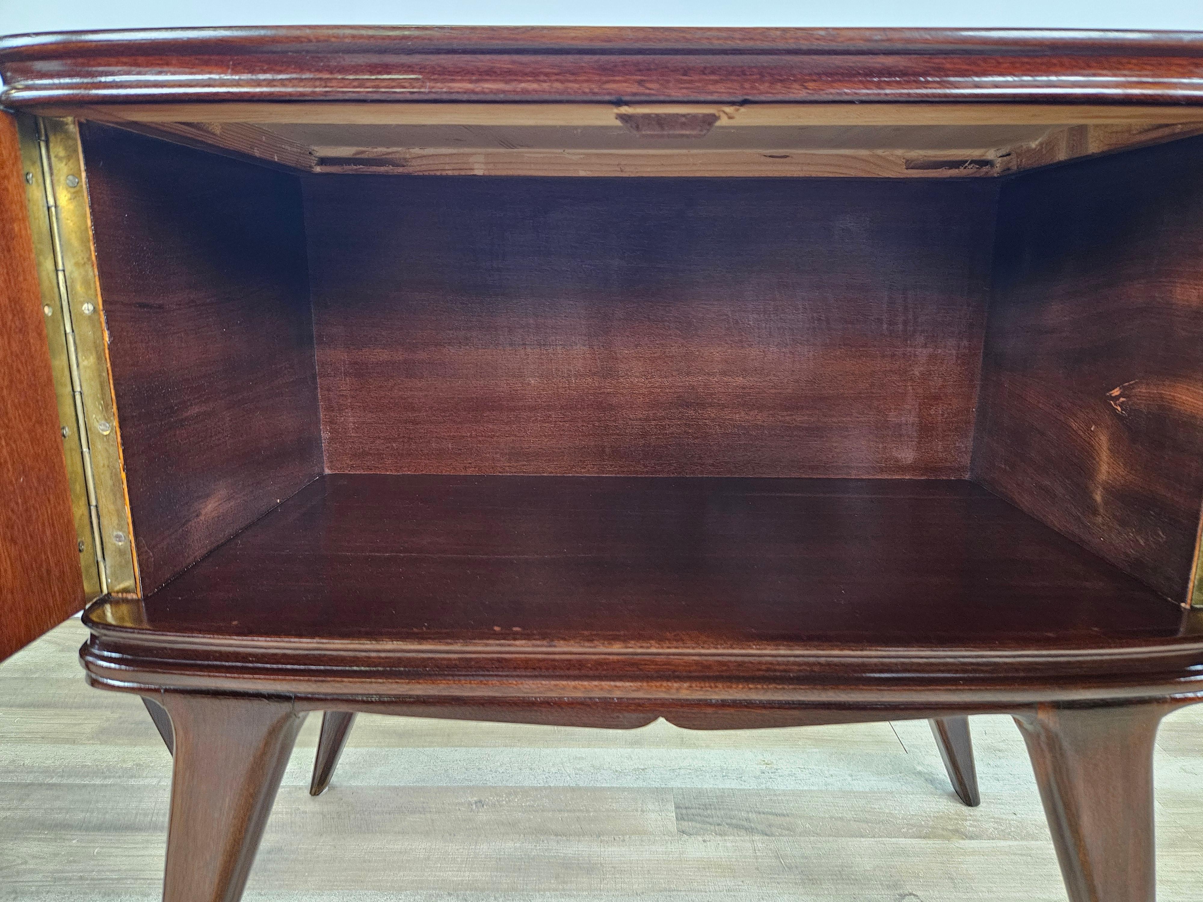 1950s mahogany feather bedside tables with brown glass and brass handles For Sale 9