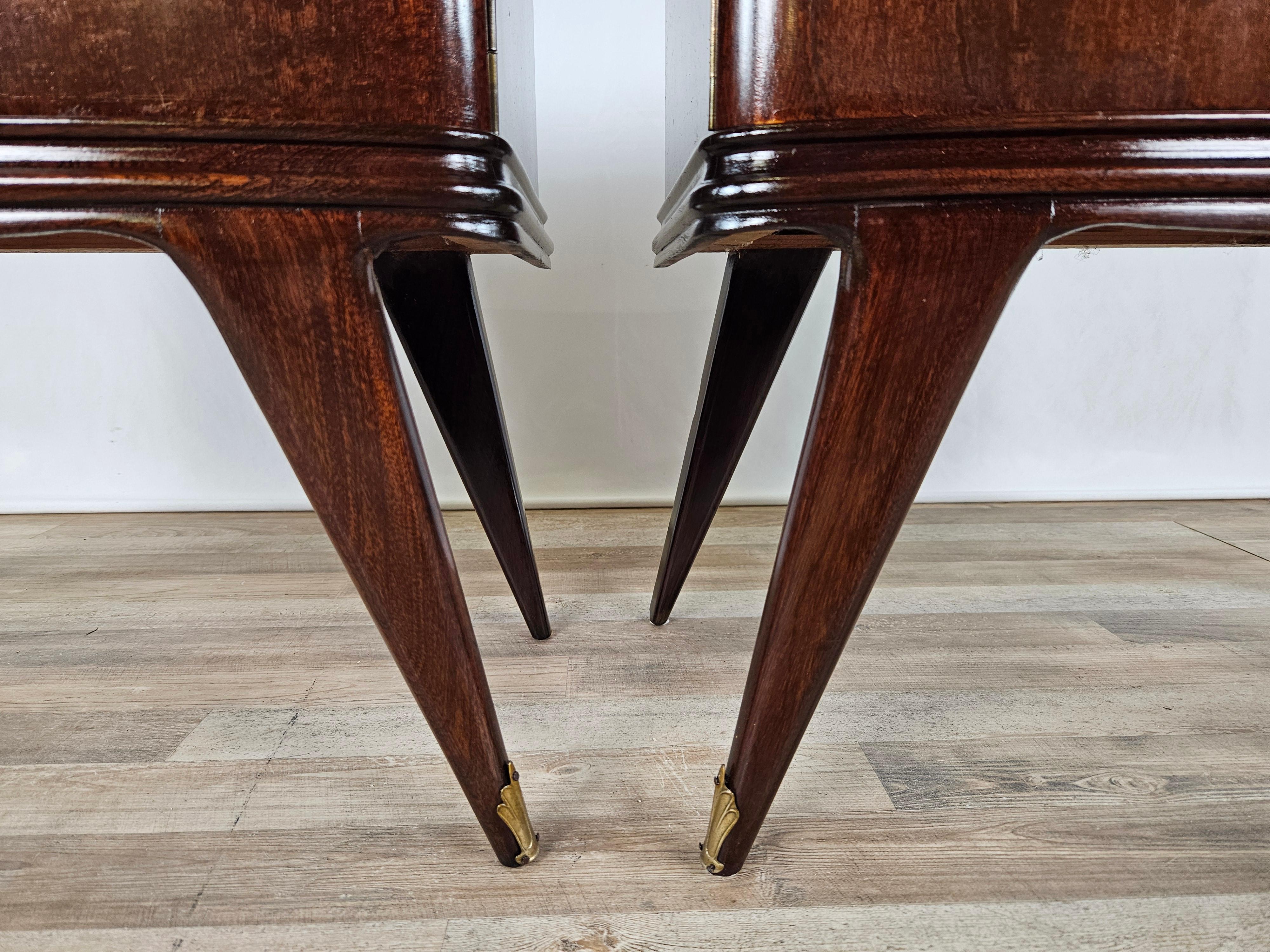 1950s mahogany feather bedside tables with brown glass and brass handles For Sale 12