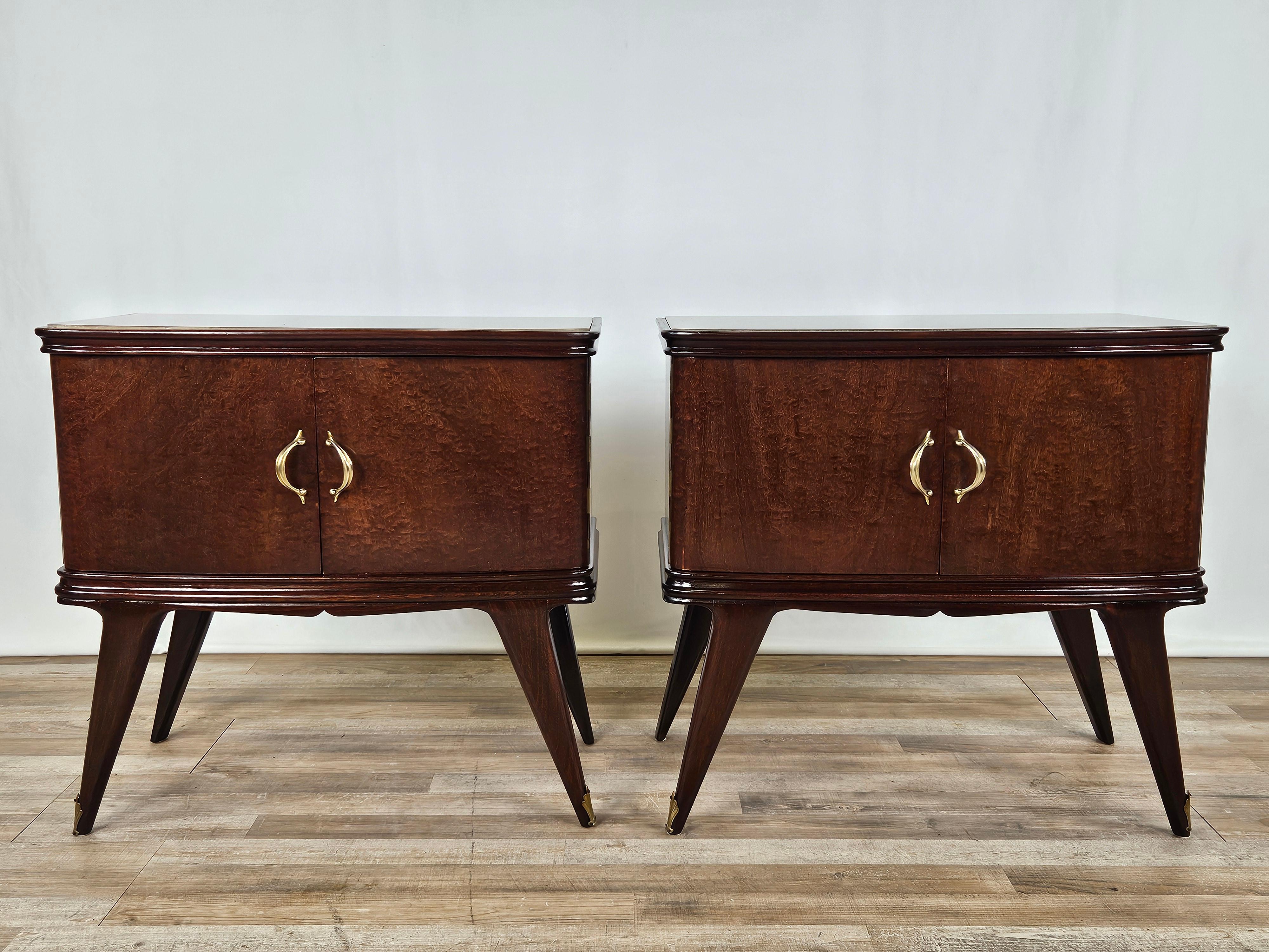 Fine and elegant pair of 1950s Mid Century mahogany feather bedside tables with double doors and interior space.

The top is decorated with original stained glass from the period, which gives contrast and a designer touch to the cabinet.

Modern and