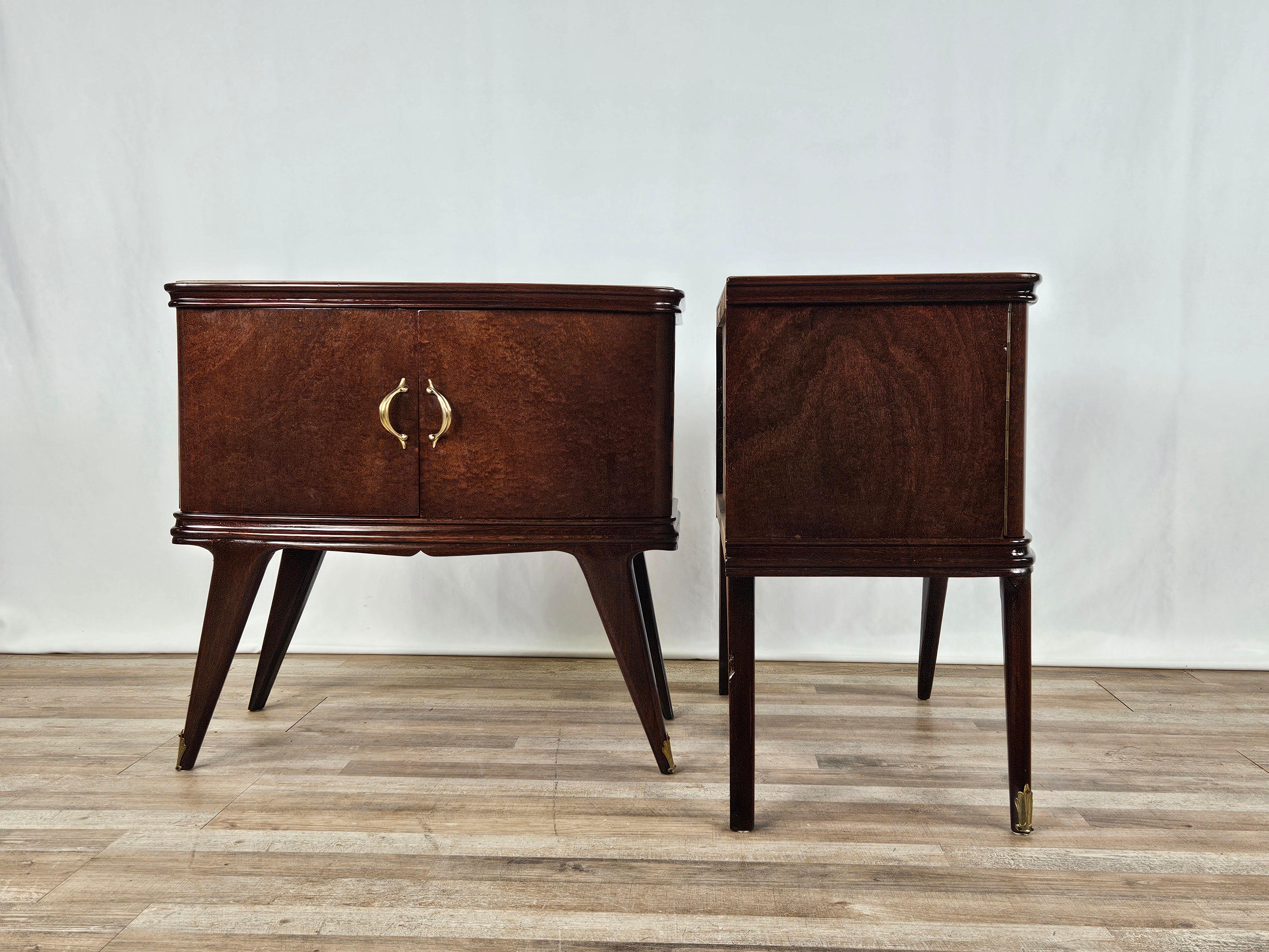 Mid-Century Modern 1950s mahogany feather bedside tables with brown glass and brass handles For Sale