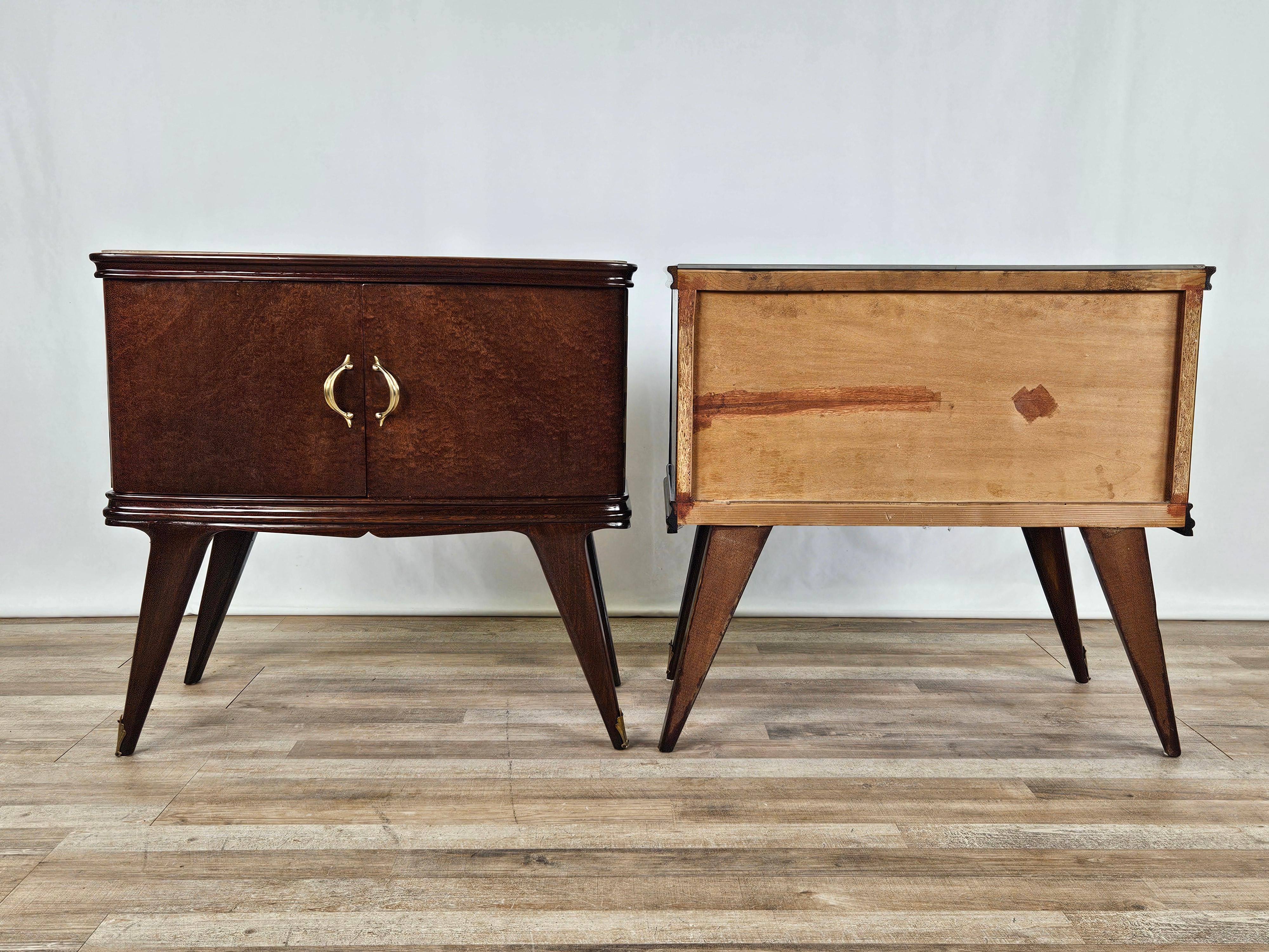 Italian 1950s mahogany feather bedside tables with brown glass and brass handles For Sale
