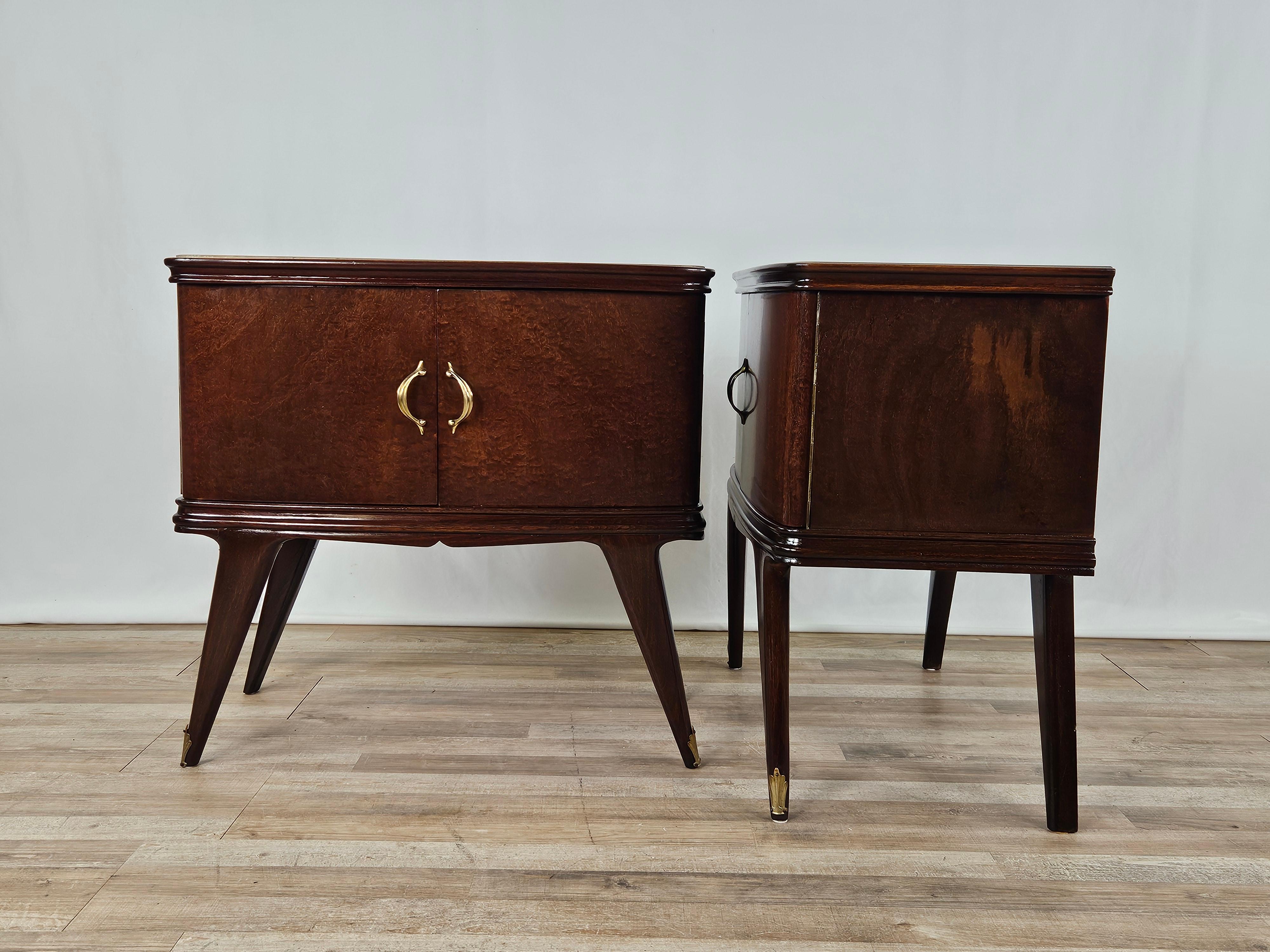 1950s mahogany feather bedside tables with brown glass and brass handles In Good Condition For Sale In Premariacco, IT