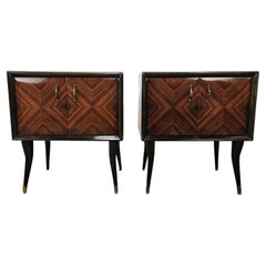 Comodini anni '60 rivestiti con piano in vetro e maniglie ottone Mid Century