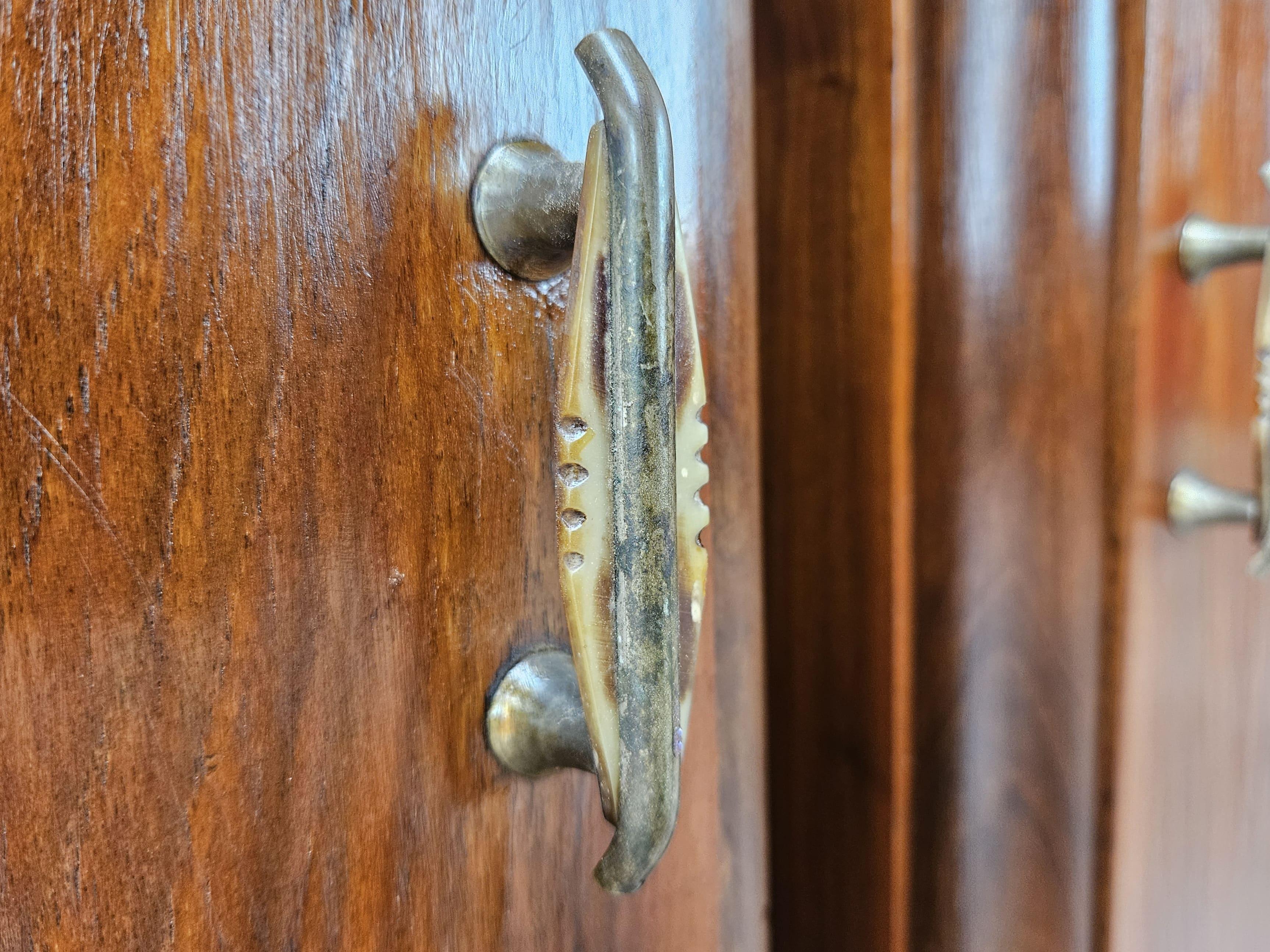 Comodini antichi XX secolo in piuma di mogano e ottone Art Decò in vendita 7