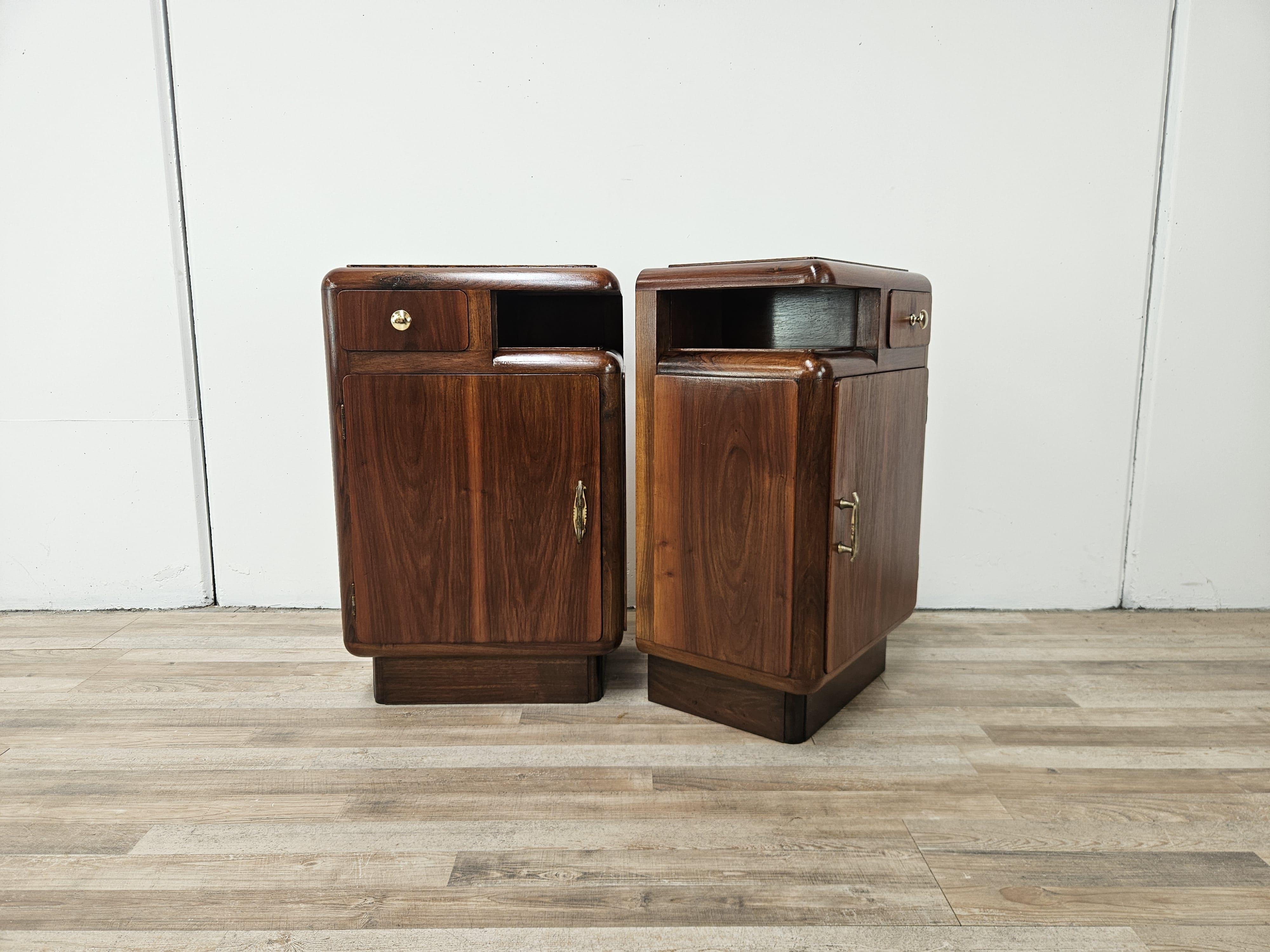 Comodini italiani anni '40 in radica e piuma di mogano con anta e piccolo ma capiente cassetto.

Da notare la linea leggermente curvata come richiama un design leggero nelle forme e lineare nelle misure, arricchito da una coppia di pomelli in ottone