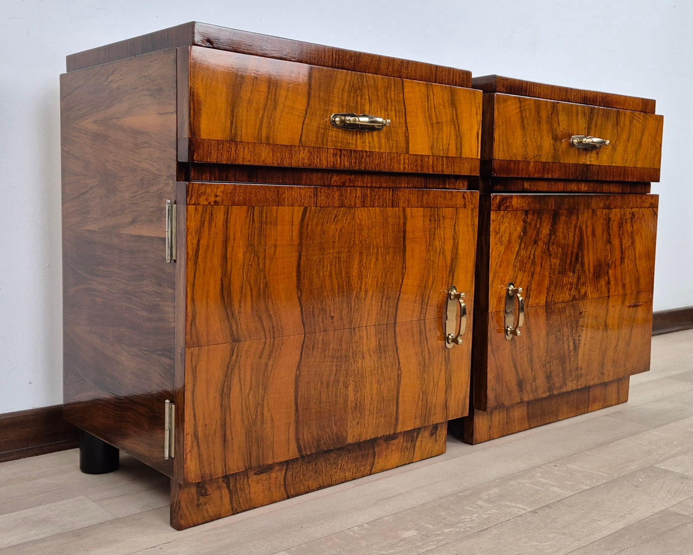 Rare pair of Art Dèco nightstands from the late Cubist period made entirely of Walnut Burl and ebonized feet.
Handles made of machined brass ( later period ).
Note the essential geometric shapes of the nightstands such as the cubic frame and