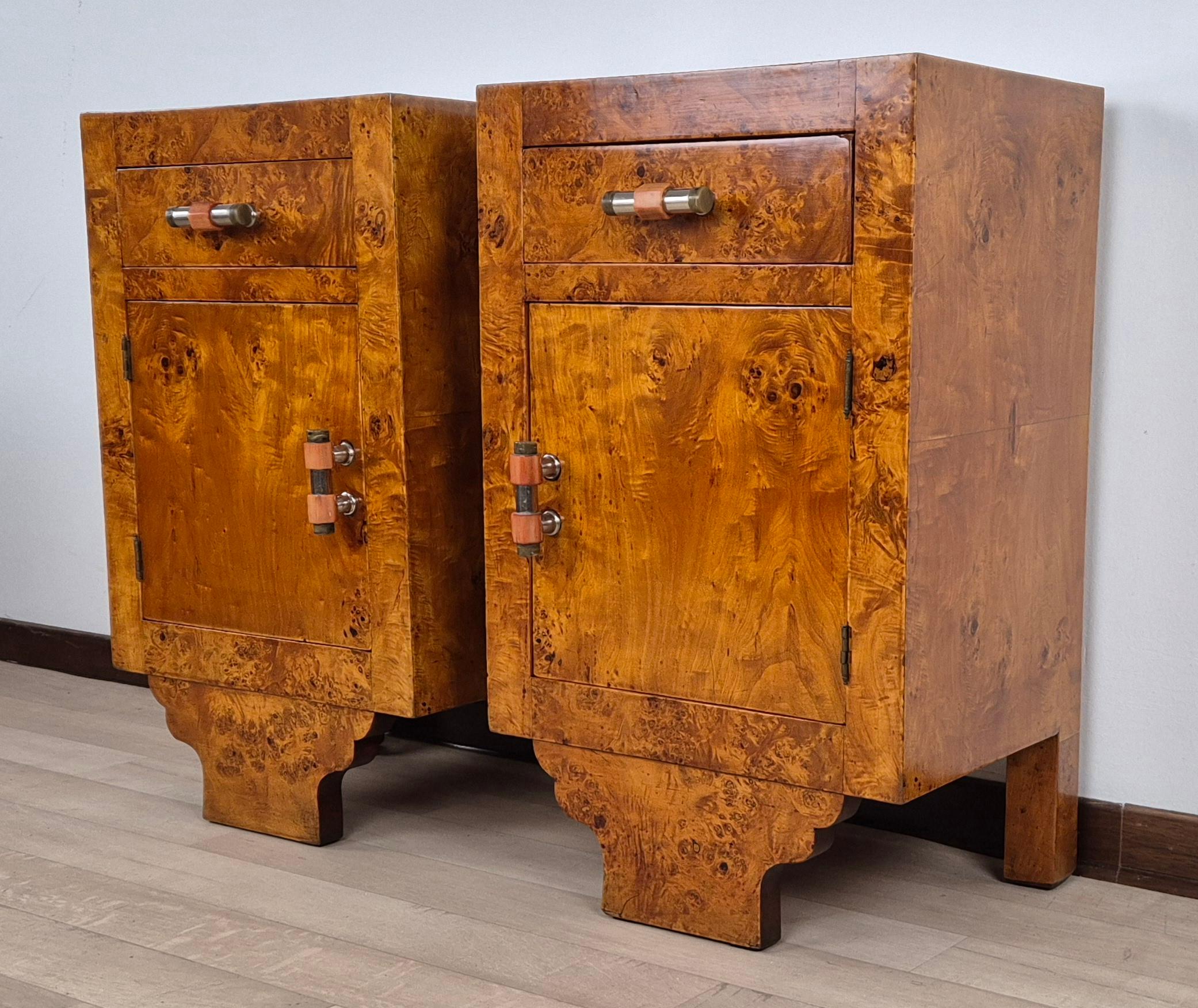 Elegante y racional pareja de mesillas de noche cubistas venecianas Art Déco realizadas íntegramente en madera de abedul.
Asas de 10 componentes de latón y baquelita originales de la época.

Muebles de una categoría superior a la norma y muy