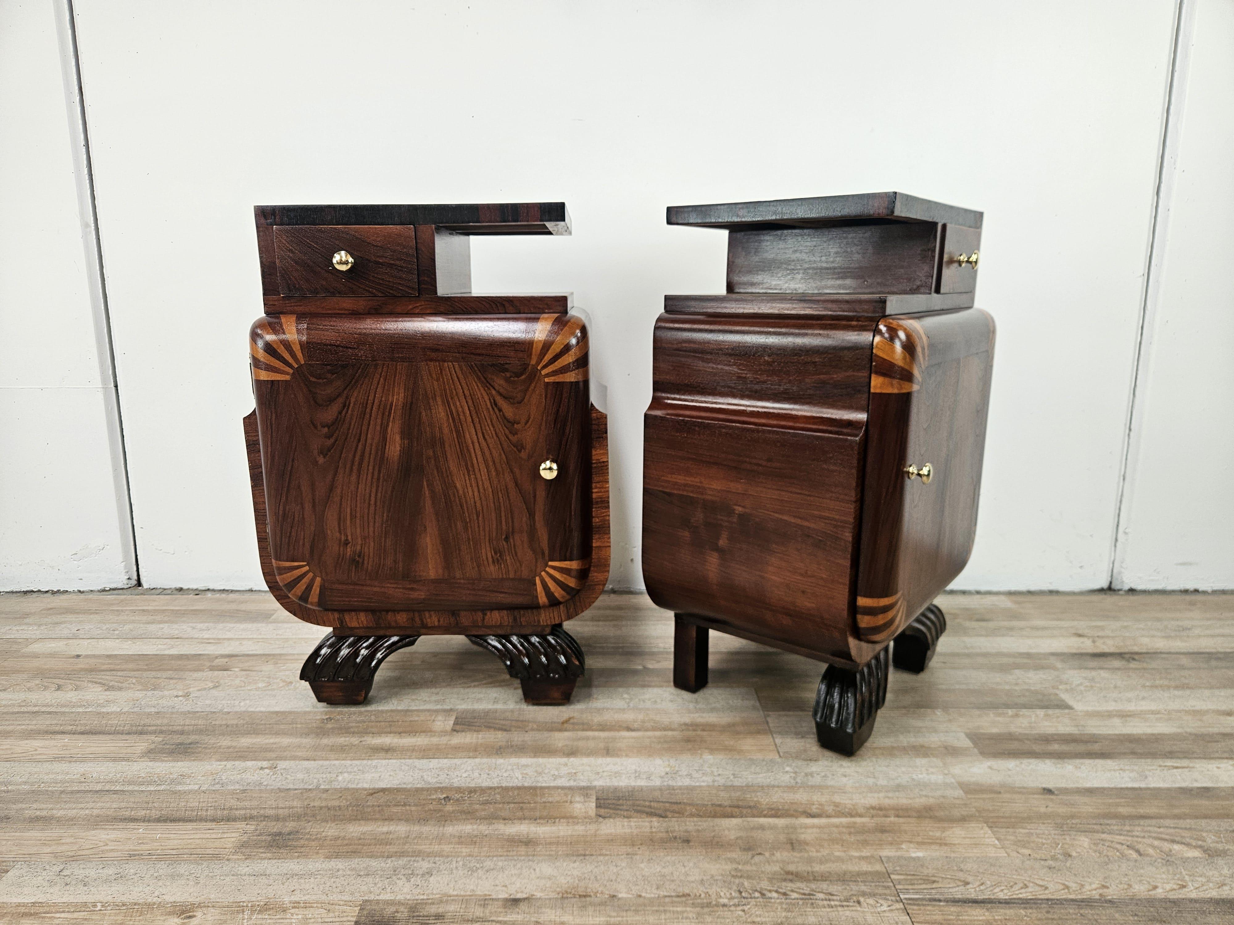 Paire de tables de chevet Art Déco des années 1940, tapissées de ronce d'acajou et ornées de détails en érable rose.

Légères dans leur ligne et somptueuses dans leur forme, elles sont dotées d'un petit tiroir spacieux et d'une porte centrale avec