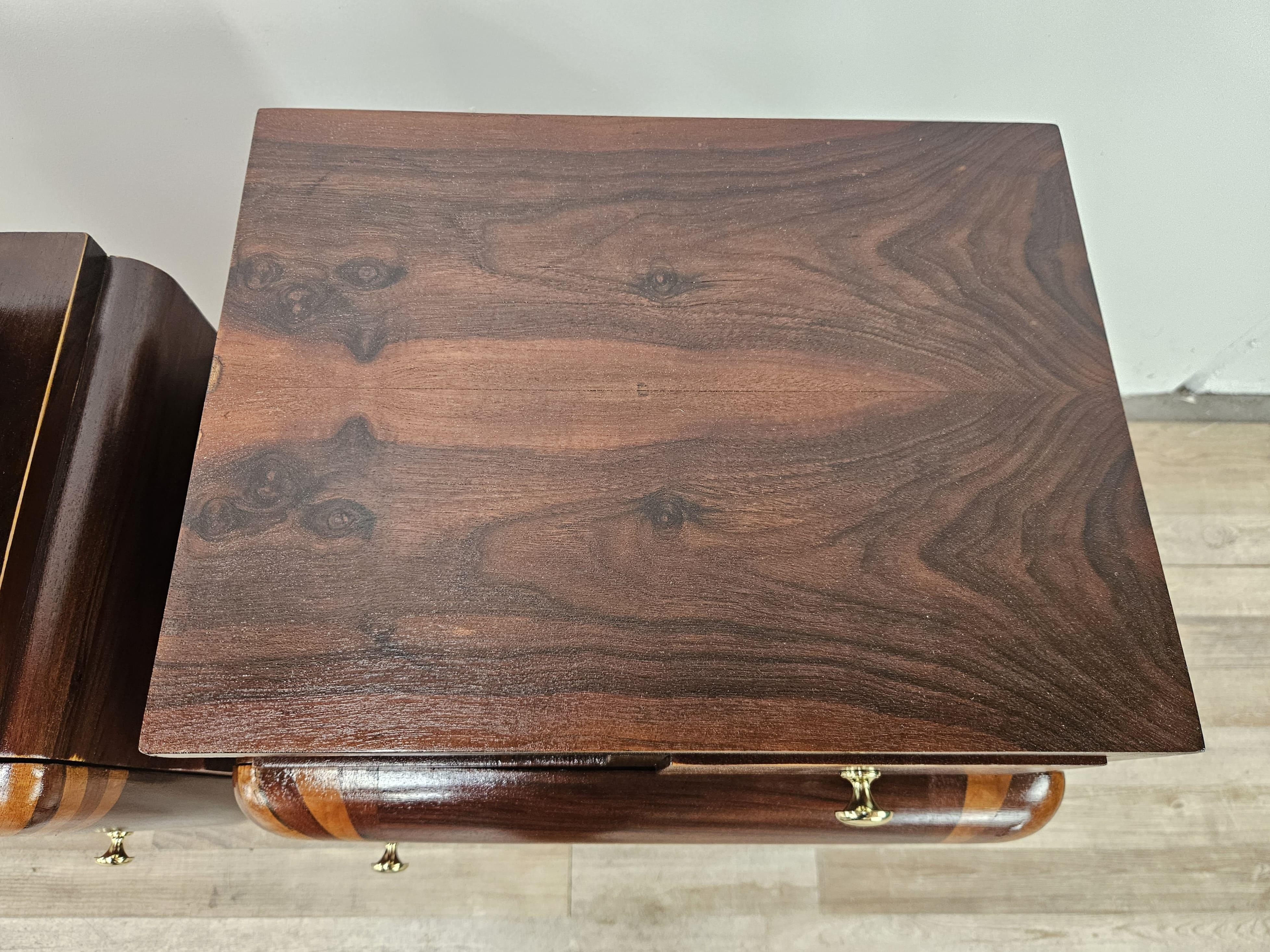 Laiton Tables de chevet Art déco des années 1940 en acajou et érable rosé en vente