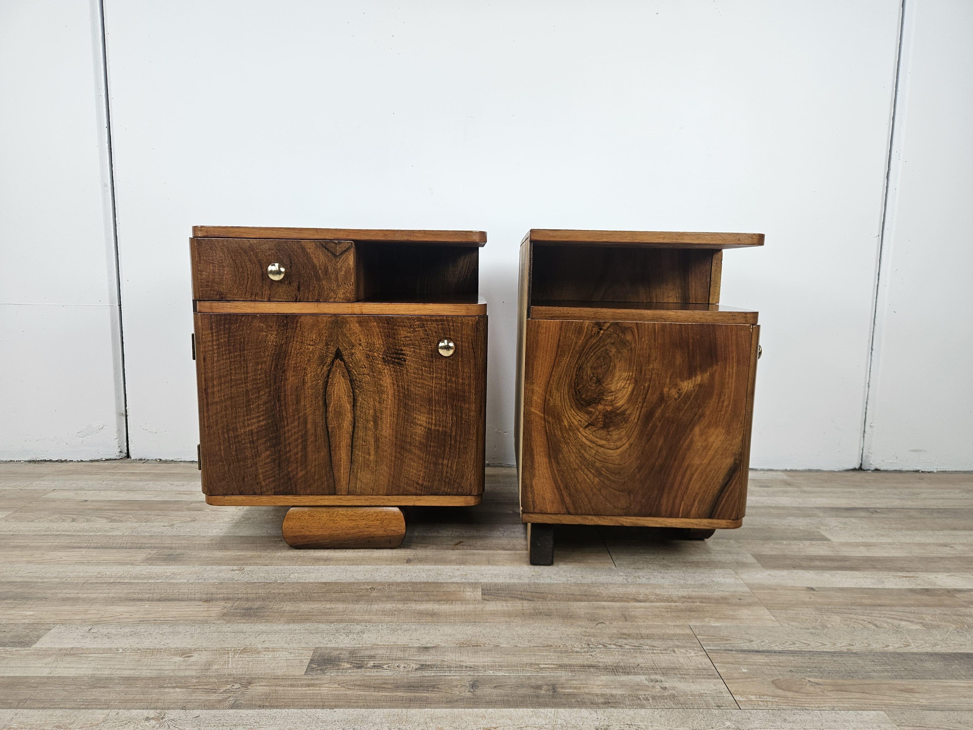 Raffinata coppia di comodini Art Decò anni '40 in radica di noce con cassetto e vano contenitore, il tutto arricchito da un bellissimo set di pomelli in ottone.

I comodini sono stati lucidati ad olio e gommalacca, pomelli nuovi.