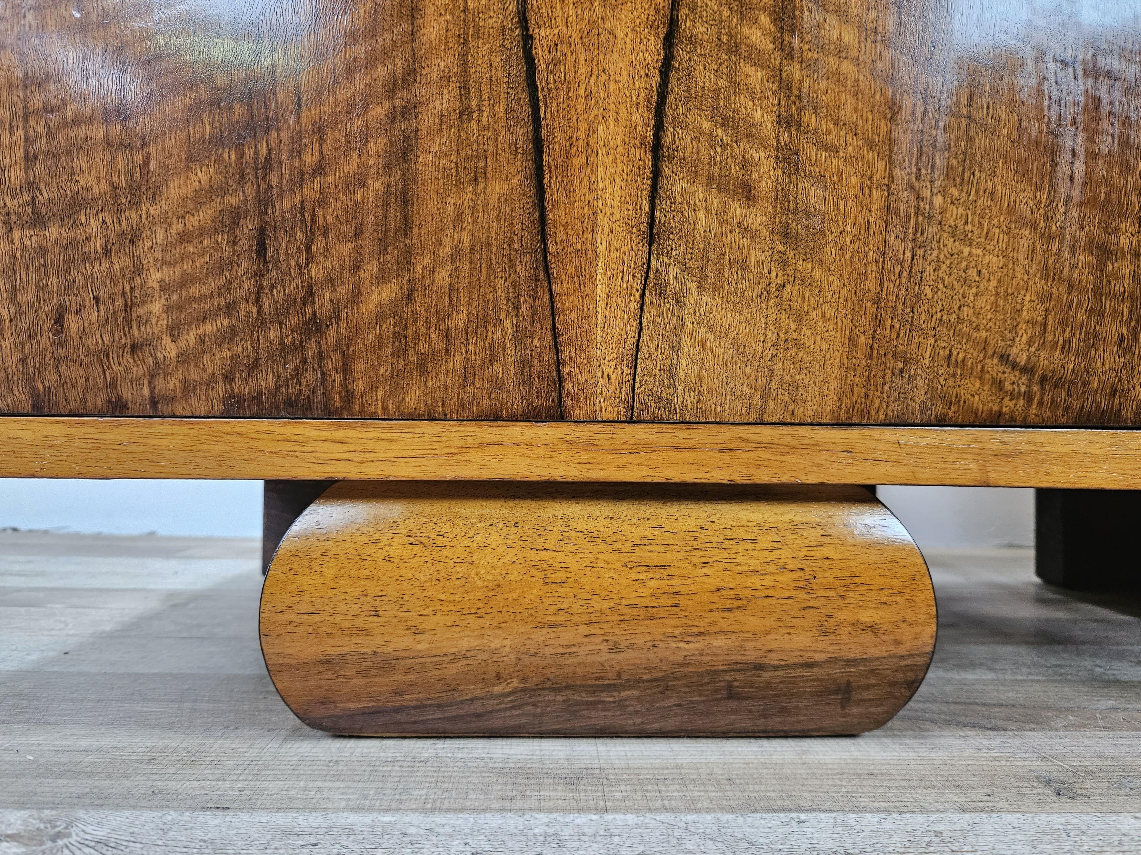 Comodini Art Decò in noce e ottone, 1940 en vente 13