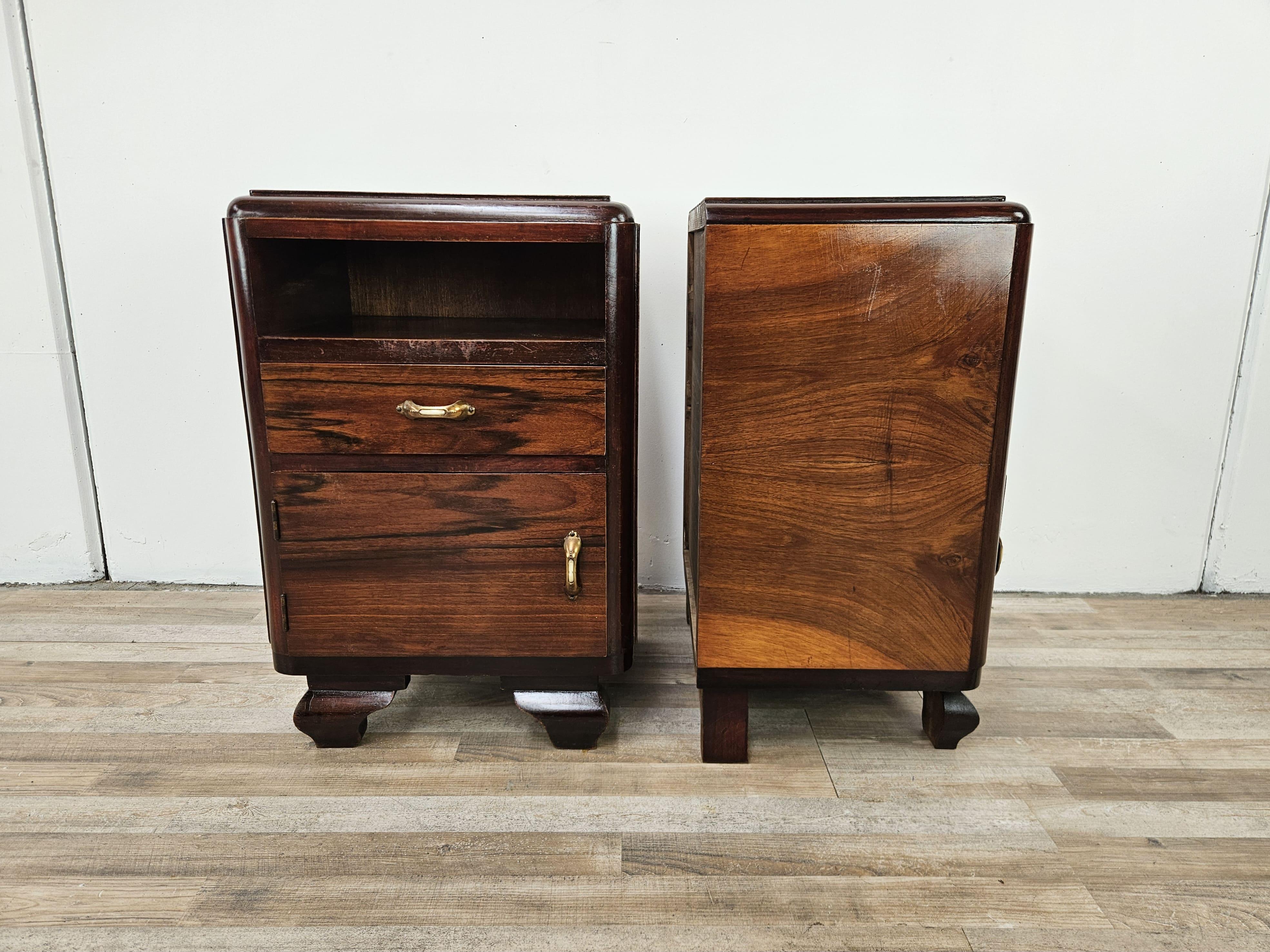 Elegante coppia di comodini Art Decò anni '40 in piuma di mogano con dettagli in radica e profili in mogano massello.

Lineari ed eleganti, si collocano con ogni tipologia di ambiente.

I comodini sono stati lucidati ad olio e gommalacca, presentano