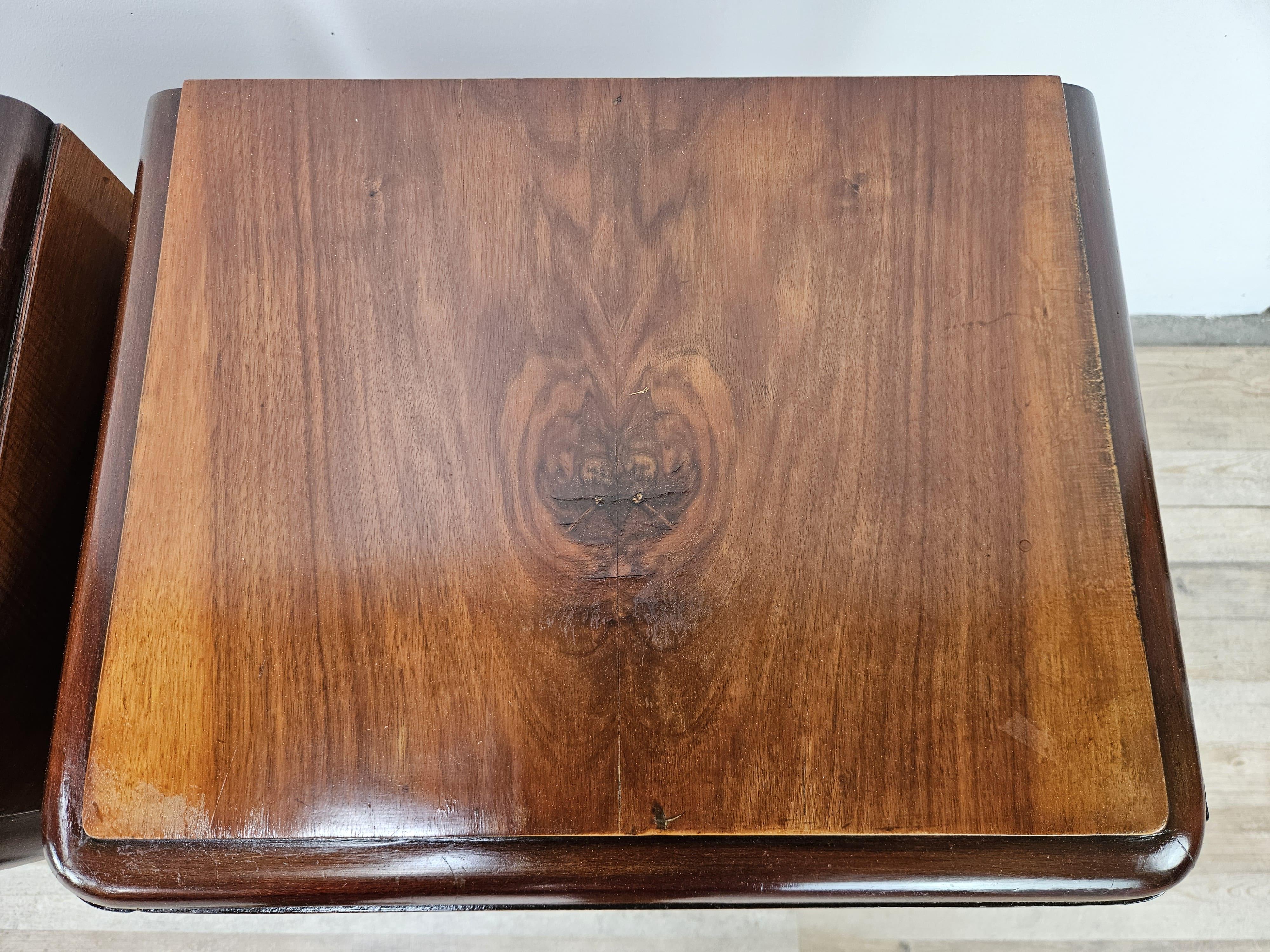 Mid-20th Century Comodini Art Decò in piuma di mogano con vano e cassetto, 1940 in vendita