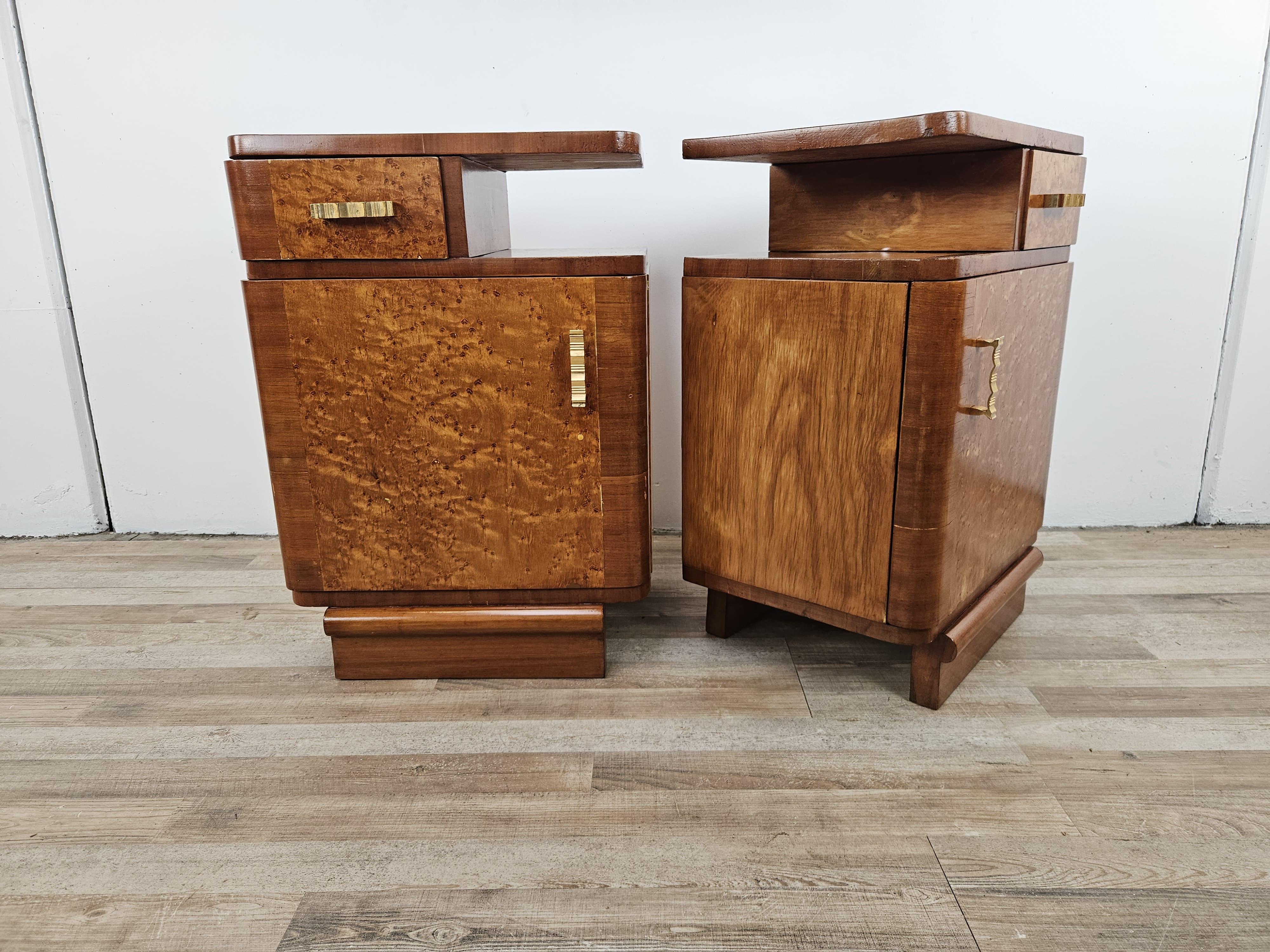 Elegant pair of early 1940s Art Deco-era tuja burl bedside tables with drawers and doors with interior shelf.

Very distinctive, lively and eye-catching, also equipped with excellent measurements and modern line with a touch of design.

Polished