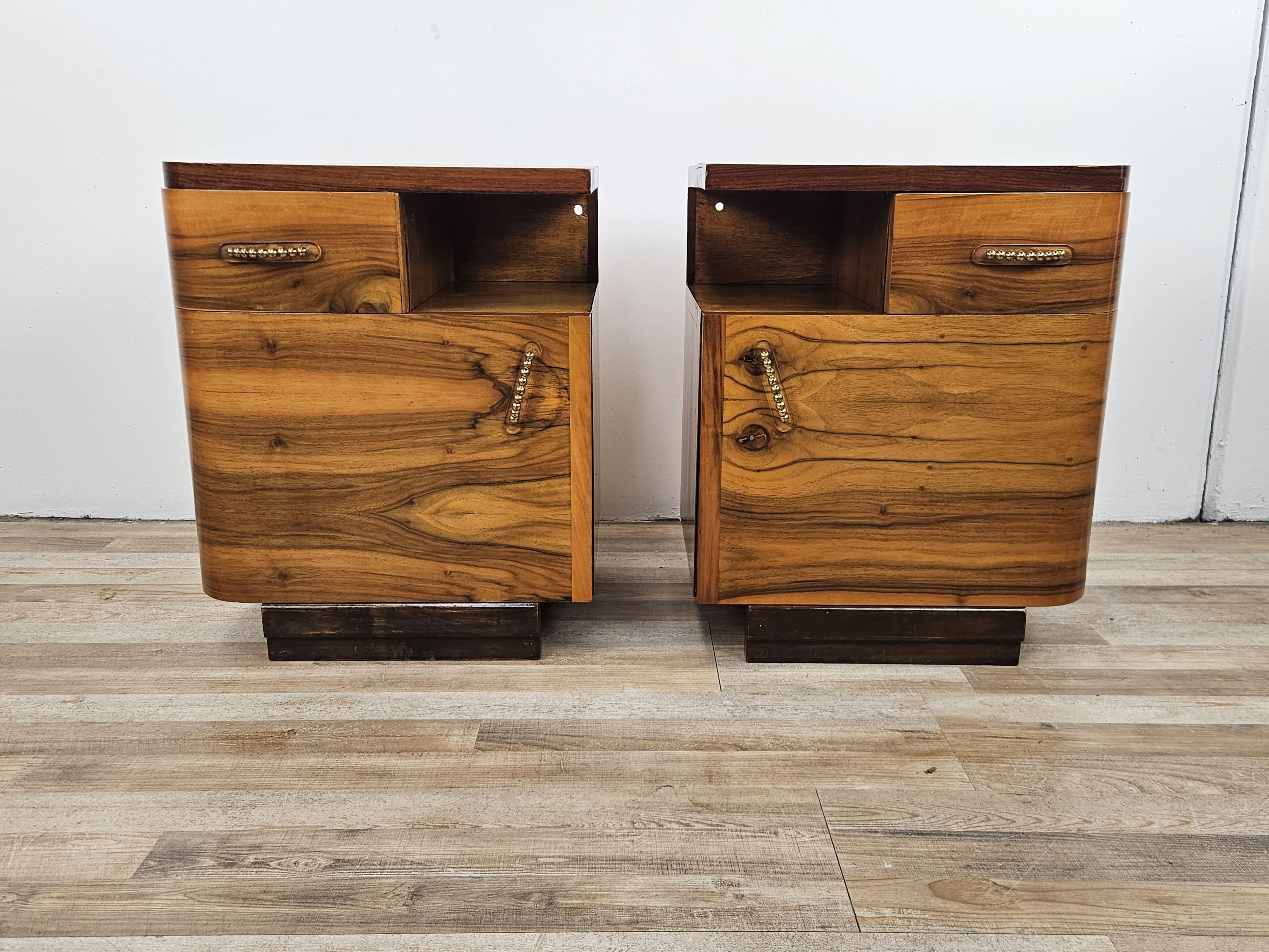 Particolare coppia di comodini anni '40 in radica con anta e cassetto, arricchiti da un bellissimo set di maniglie trasparenti con presa in ottone decorato.

I comodini grazie alla linea morbida e compatta e alle misure contenute si prestano ad ogni
