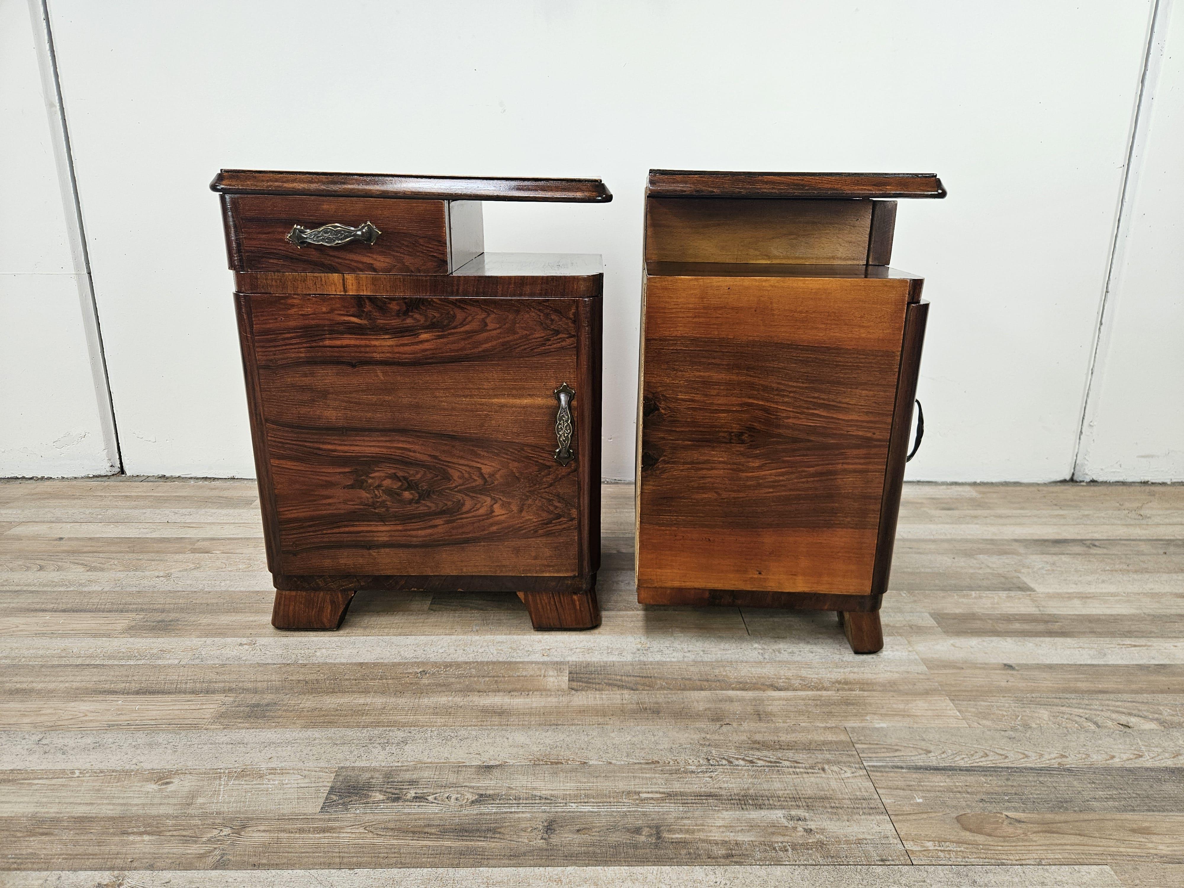Coppia di comodini in radica degli anni '40 con cassetto e sportello frontale.

Eleganti e raffinati, sono adatti anche a piccoli spazi grazie alle dimensioni compatte e al design leggero e lineare.

I comodini sono stati lucidati a gommalacca e