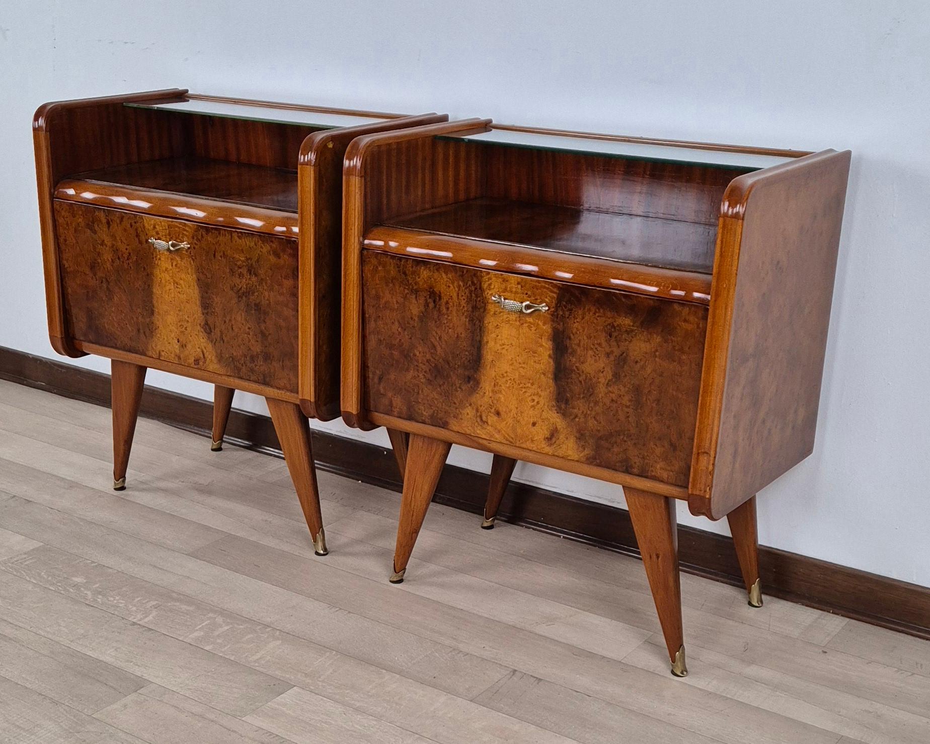 Elegante coppia di comodini Art Déco Milanesi in Noce Biondo e Radica di Noce Biondo con apertura a ribalta. ( sul retro della ribalta c'è la data di produzione ).
Vetro d'appoggio per non rovinare il piano sottostante.
Scarpette in Ottone a forma
