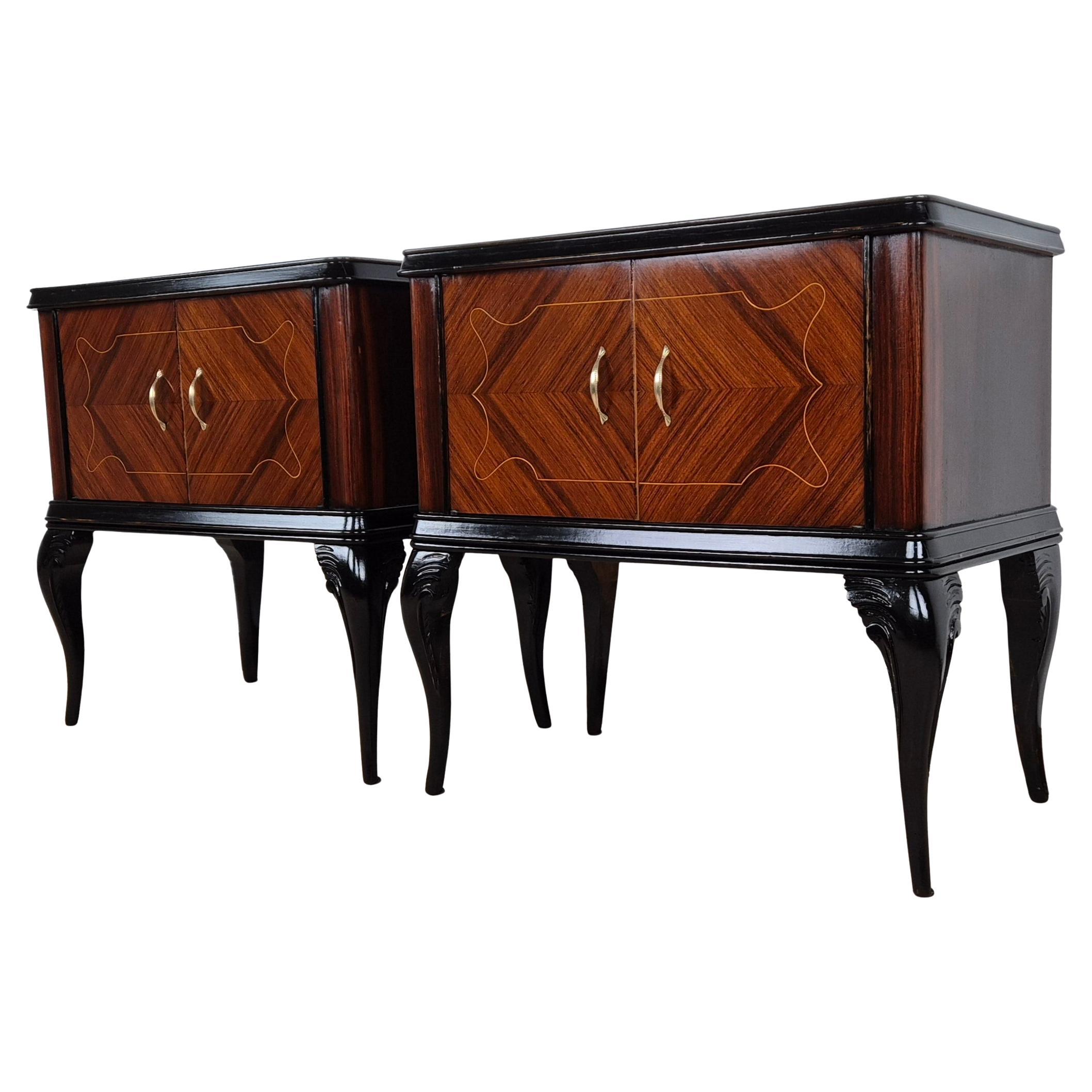 Spettacolare coppia di comodini Art Déco Vanity dalla Terra del Sole in essenze pregiate come il Palissandro, Noce, Acero, Mogano ed Ebano.
Altissimo lavoro dei maestri vetrai nel taglio dei piani curvati su misura.
Eleganti le gambe a sciabola