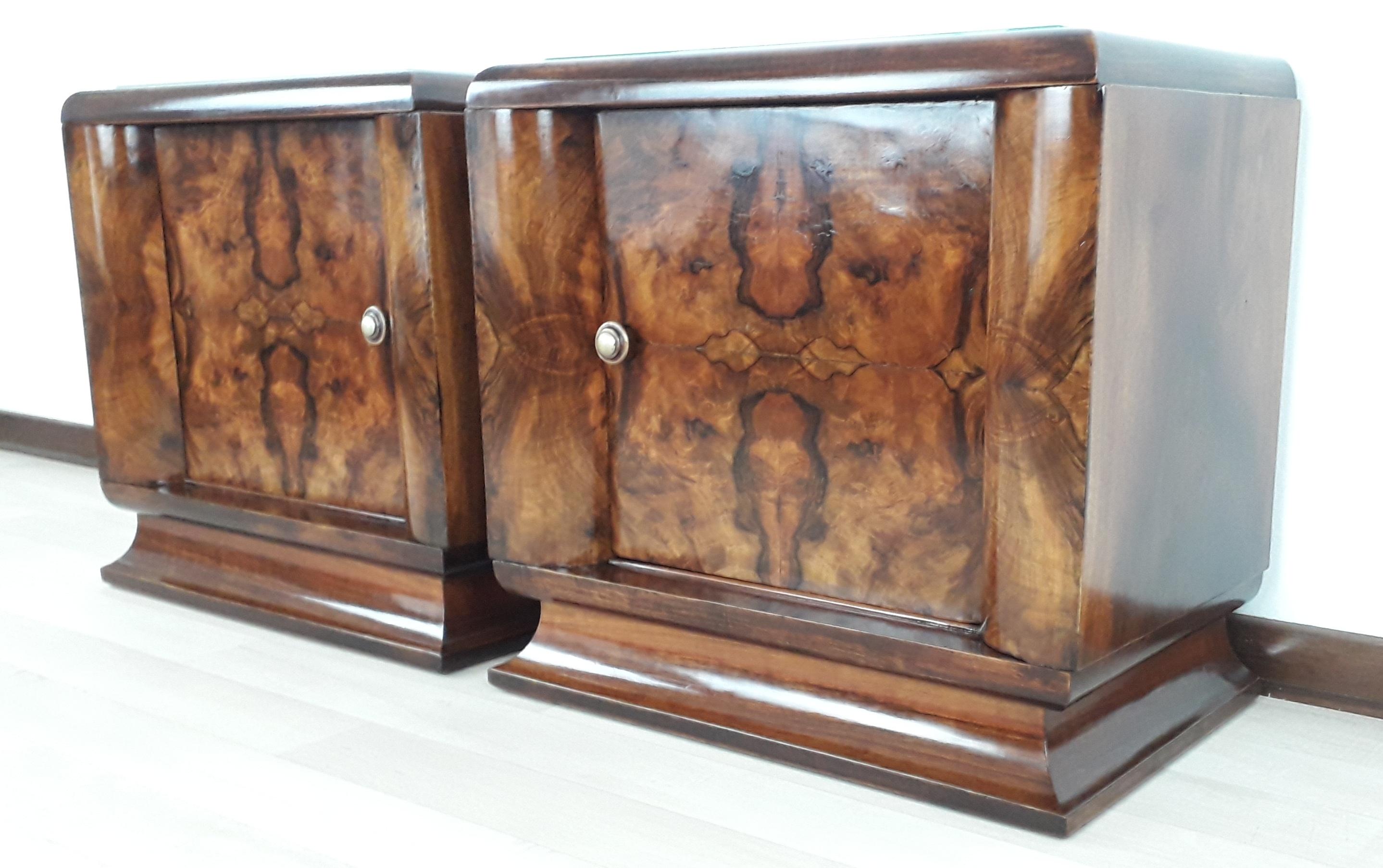 Élégante et raffinée paire de tables de chevet Art Dèco Fiorentini de 1925 entièrement réalisées en ronce de noyer.
Pieds en noyer blond  arrondis pour être alignés avec les extrémités de l'armoire.
Laiton et bakélite travaillés et poignées