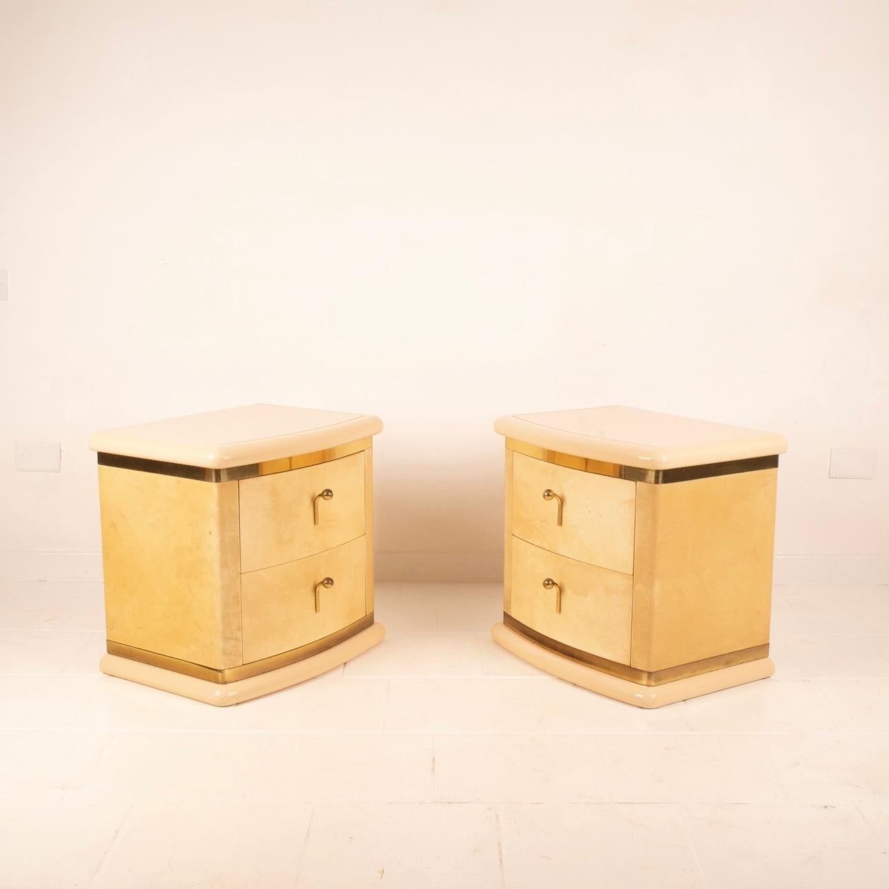 Extraordinary and very rare pair of curved nightstands designed by Aldo Tura and made by the Tura Milano company of the same name.
These two exceptional pieces represent the pinnacle of Italian craftsmanship in the 1960s.
Upholstered completely in