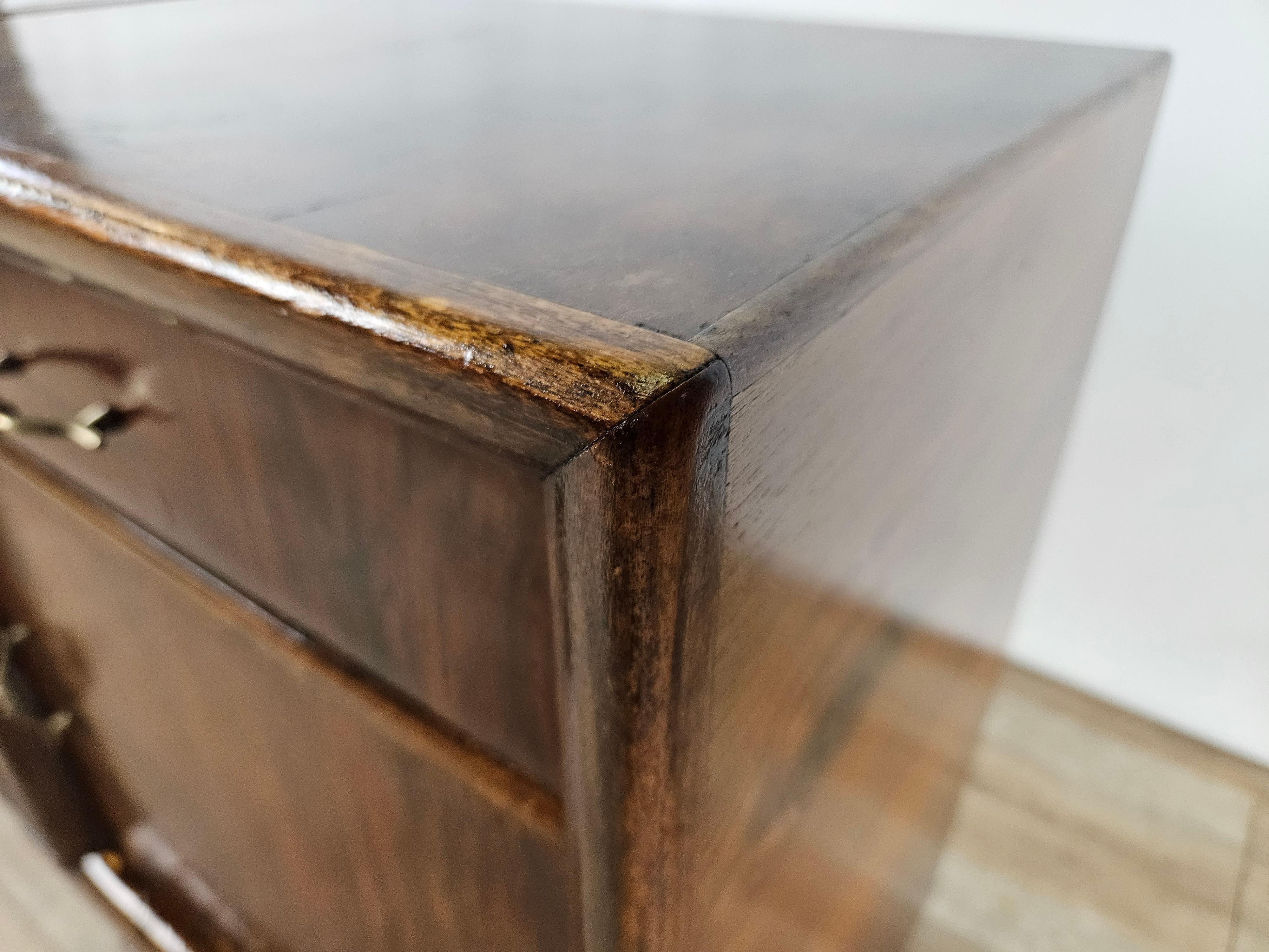 Comodini da camera in letto in radica di noce con maniglie in ottone 1940 3