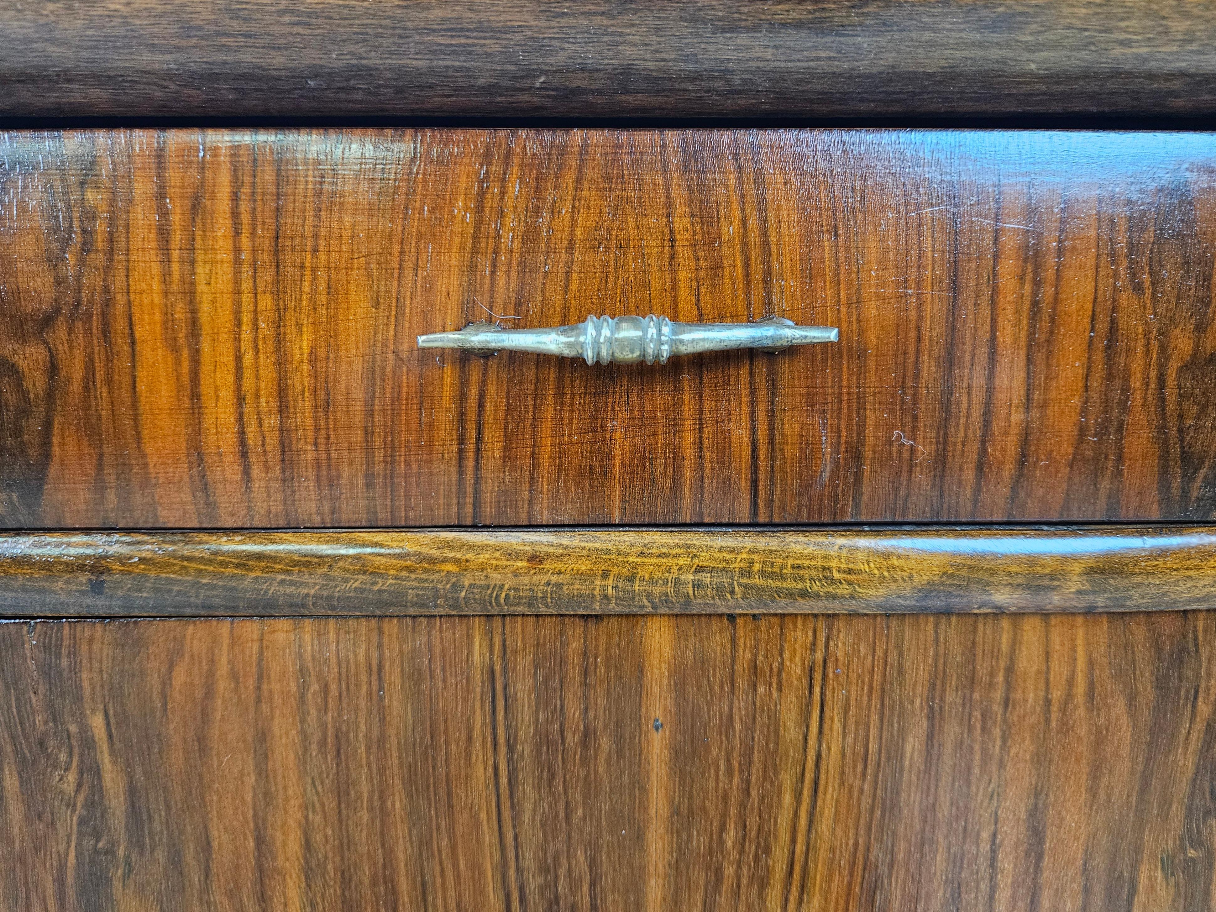 Comodini da camera in letto in radica di noce con maniglie in ottone 1940 4
