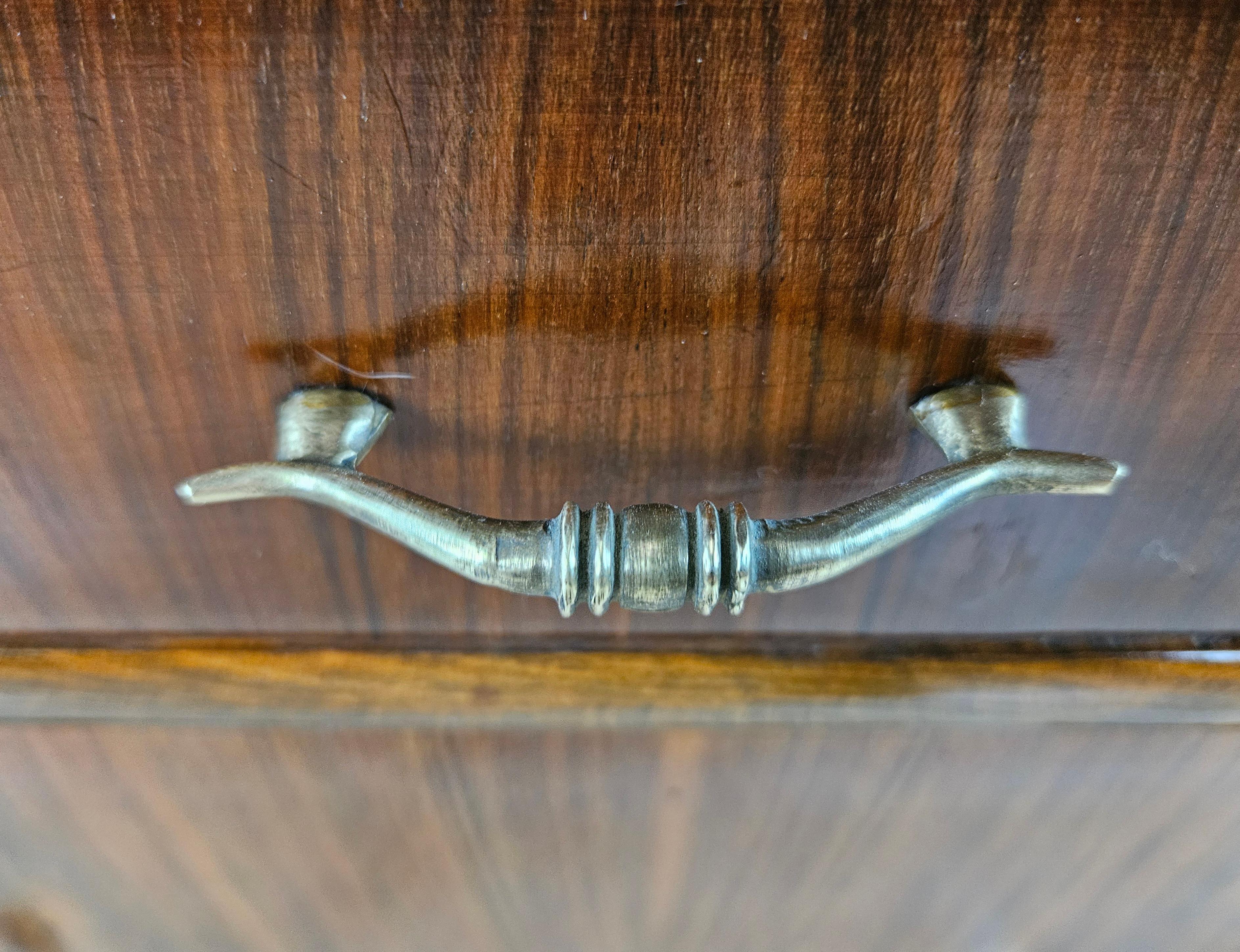 Comodini da camera in letto in radica di noce con maniglie in ottone 1940 5