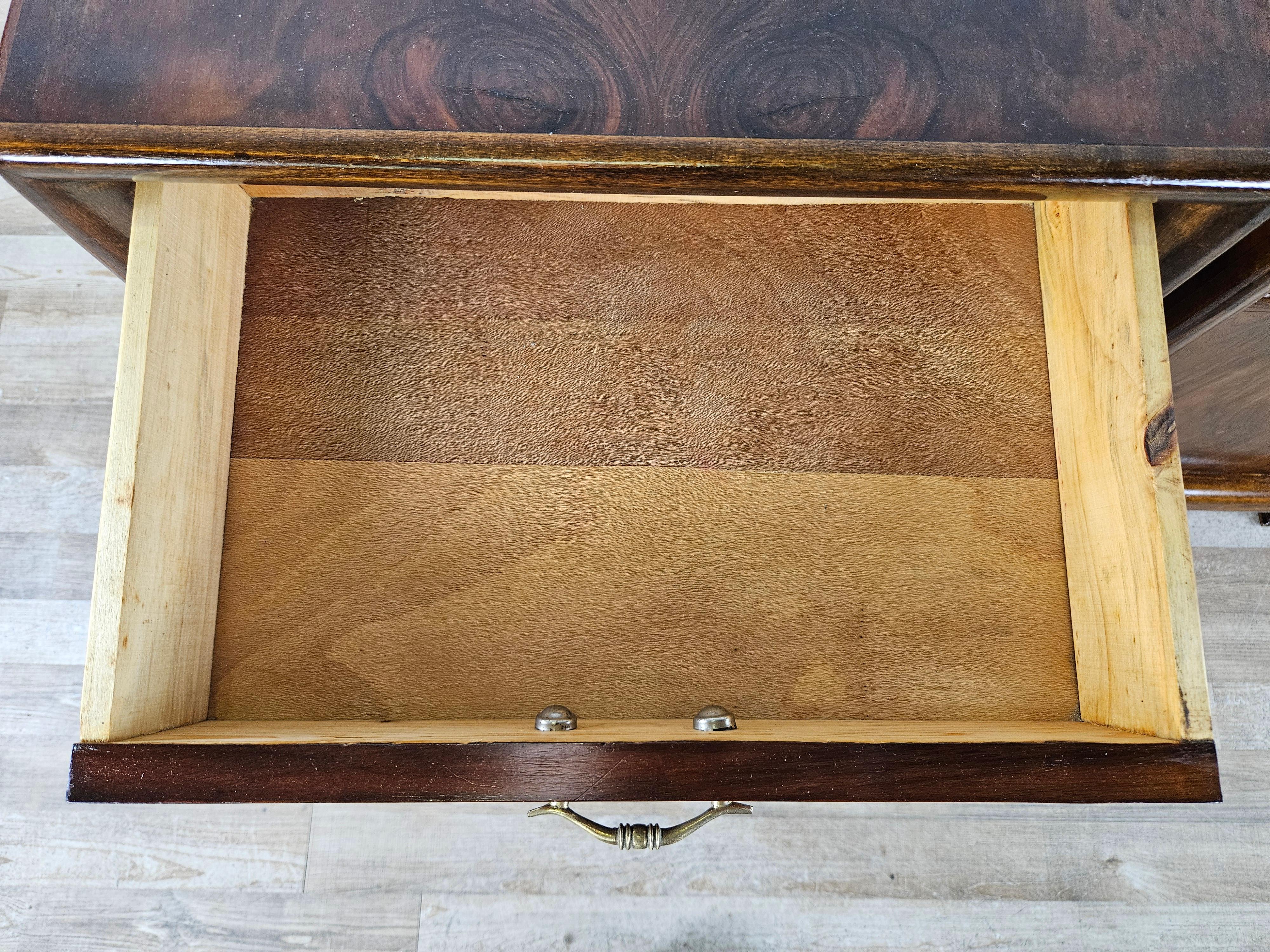 Comodini da camera in letto in radica di noce con maniglie in ottone 1940 7
