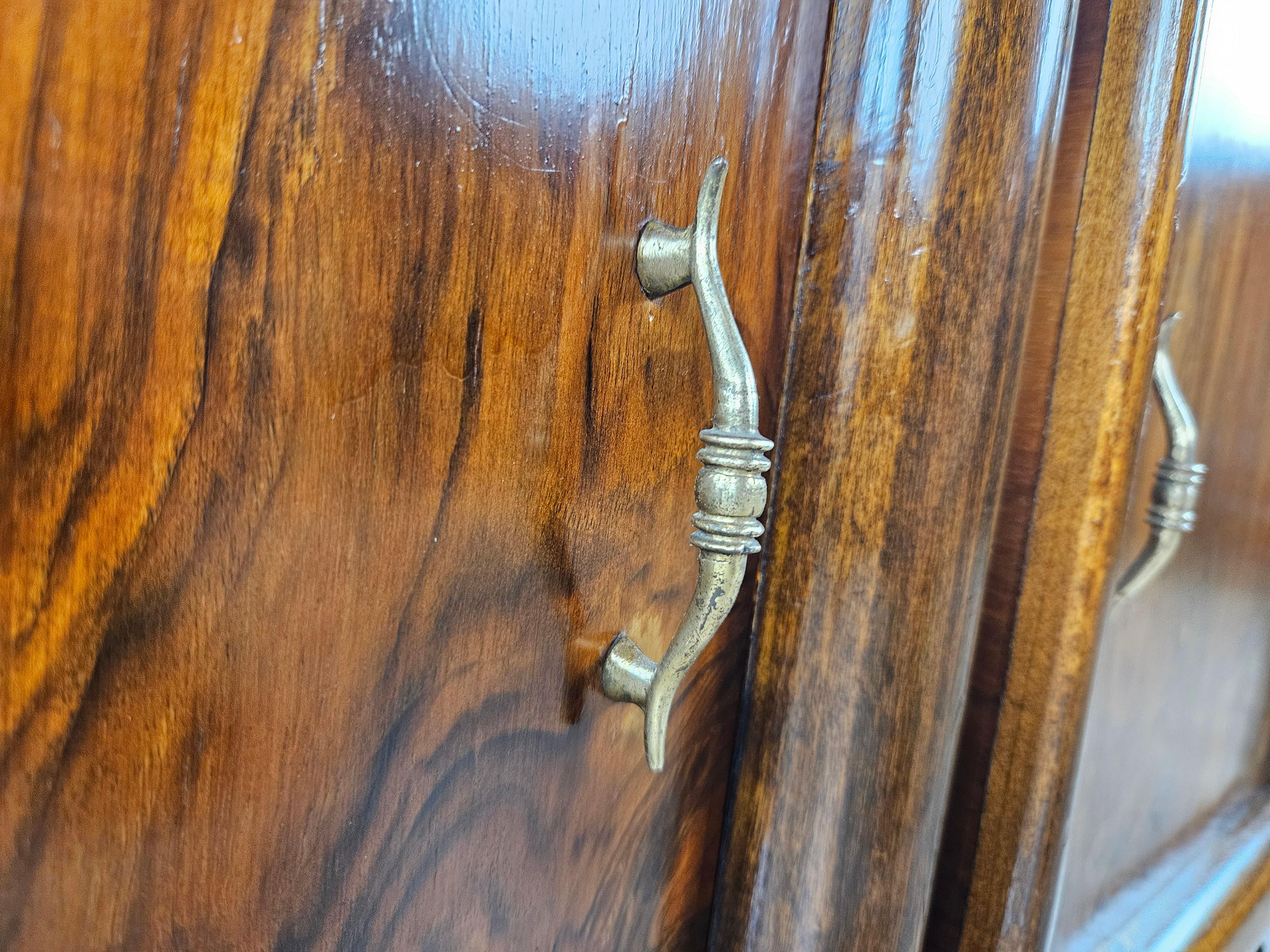 Comodini da camera in letto in radica di noce con maniglie in ottone 1940 8