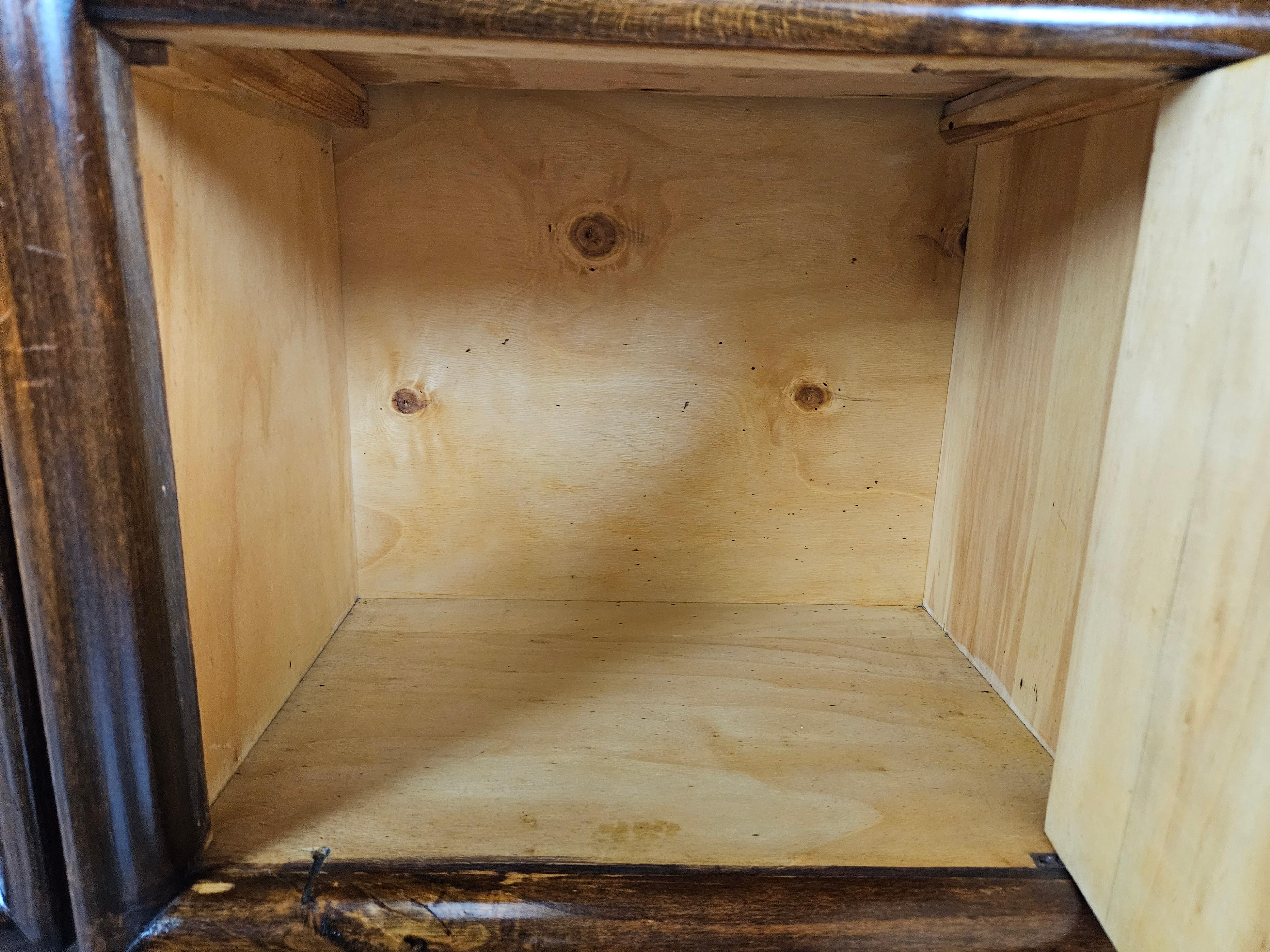 Comodini da camera in letto in radica di noce con maniglie in ottone 1940 10