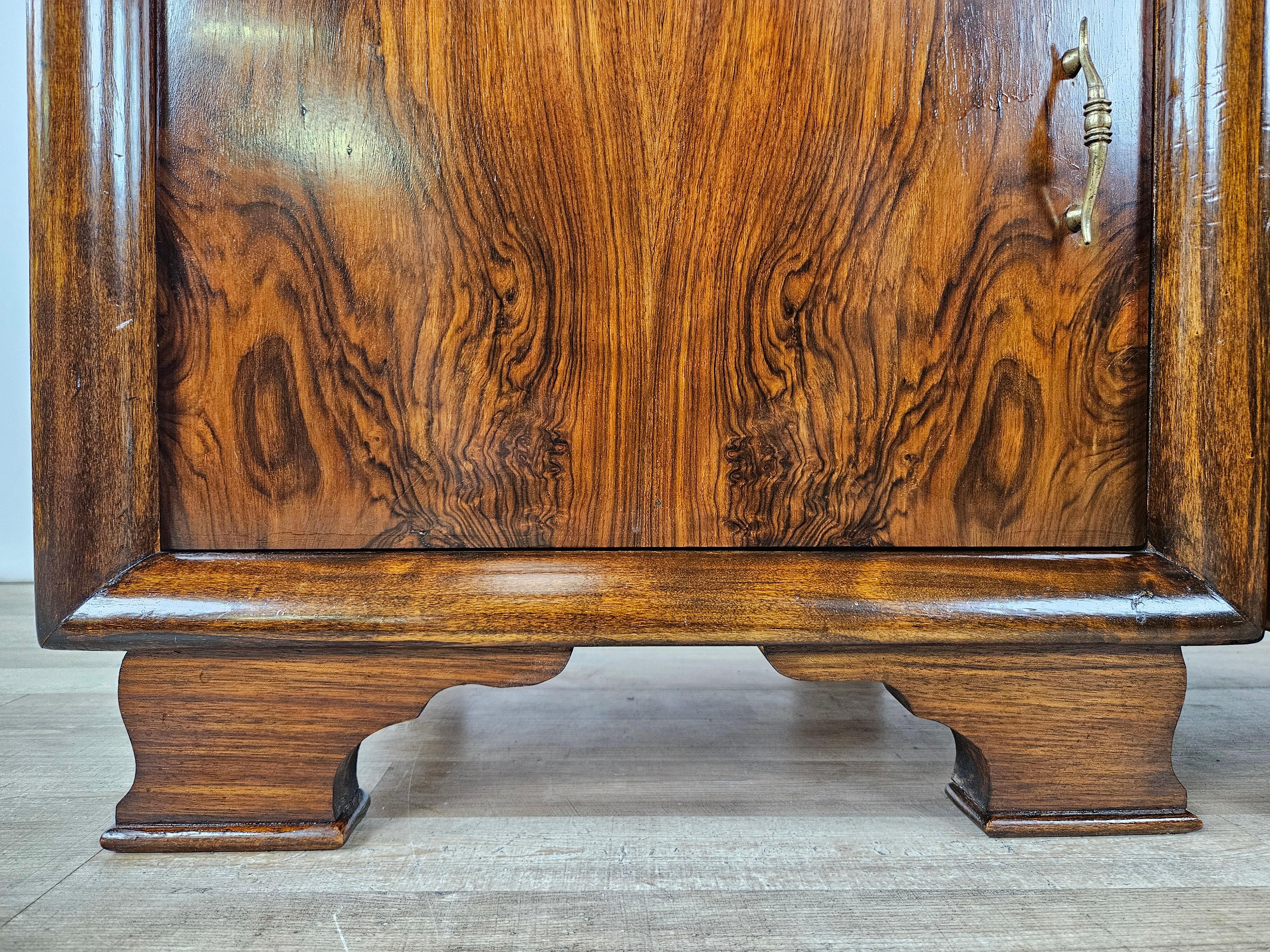 Comodini da camera in letto in radica di noce con maniglie in ottone 1940 12