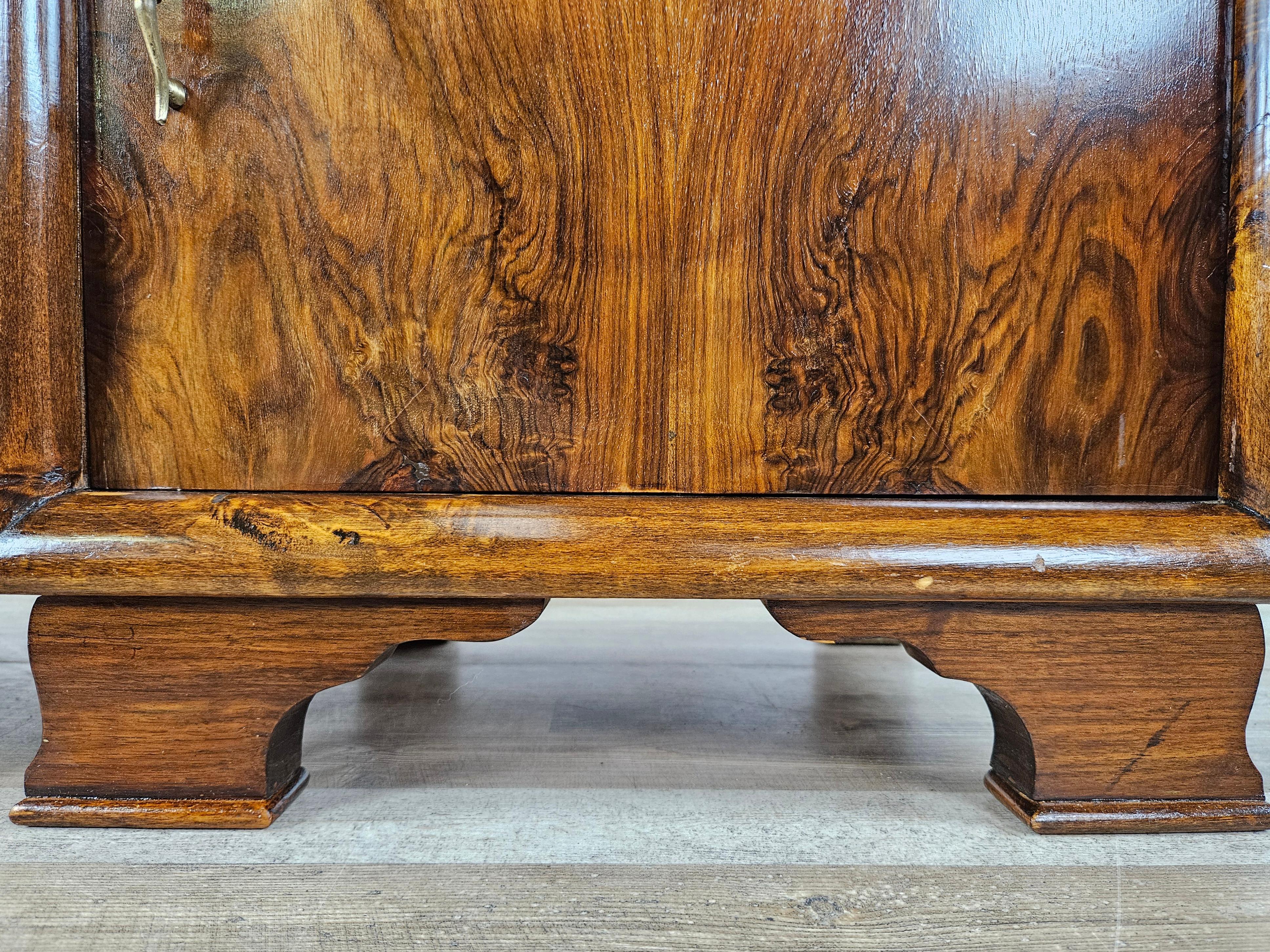 Comodini da camera in letto in radica di noce con maniglie in ottone 1940 13