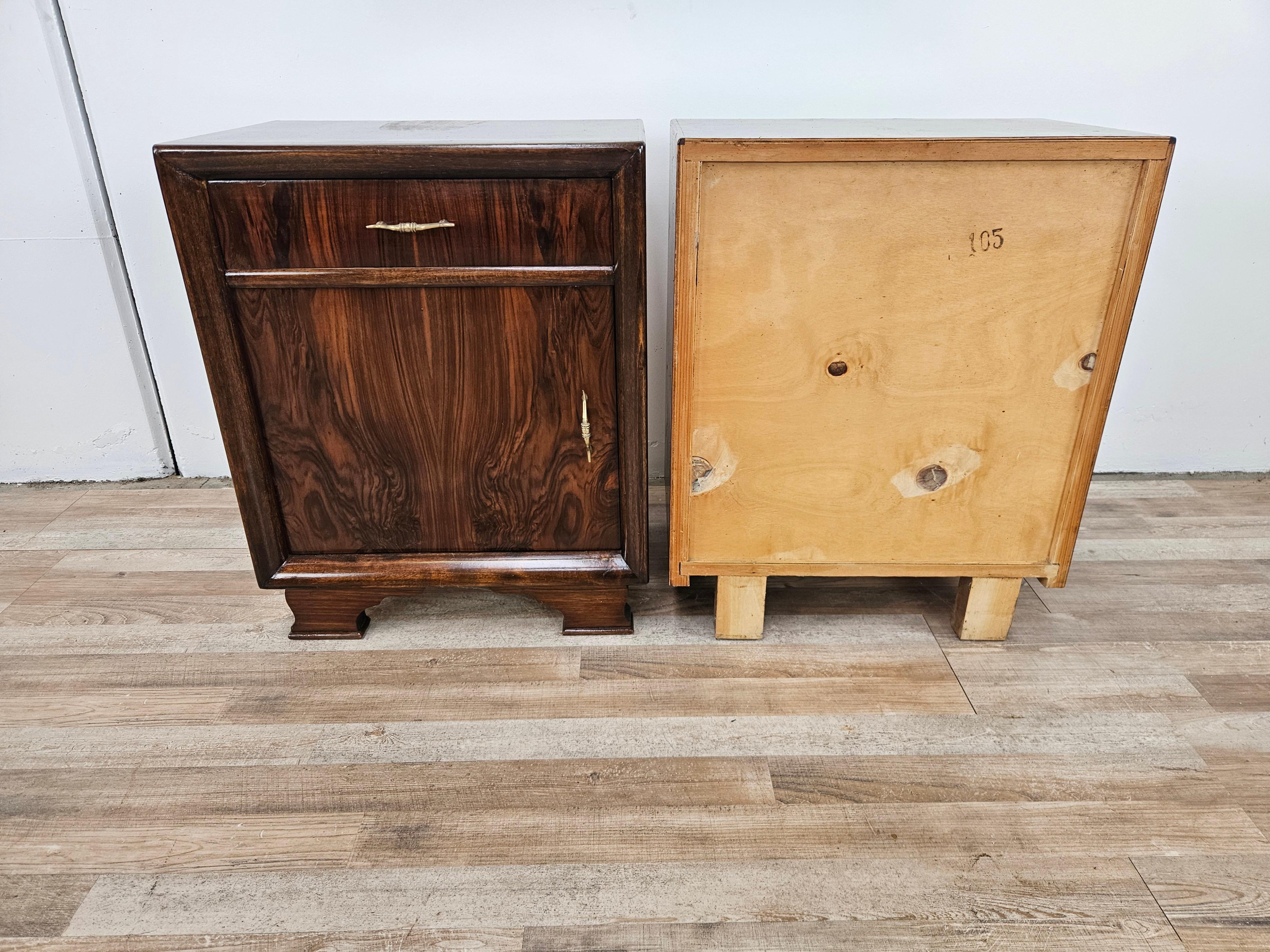 Art Deco Comodini da camera in letto in radica di noce con maniglie in ottone 1940