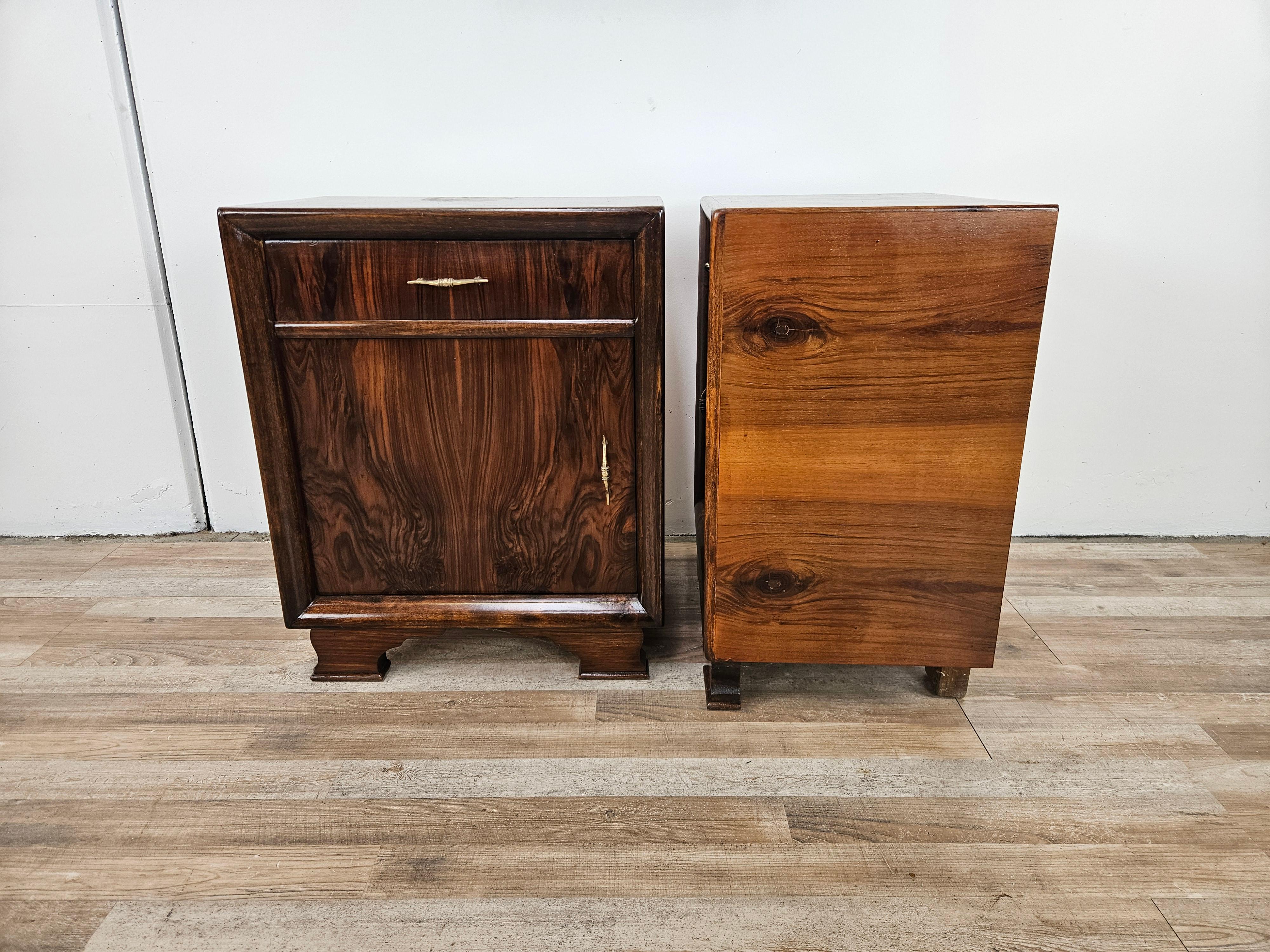 Italian Comodini da camera in letto in radica di noce con maniglie in ottone 1940