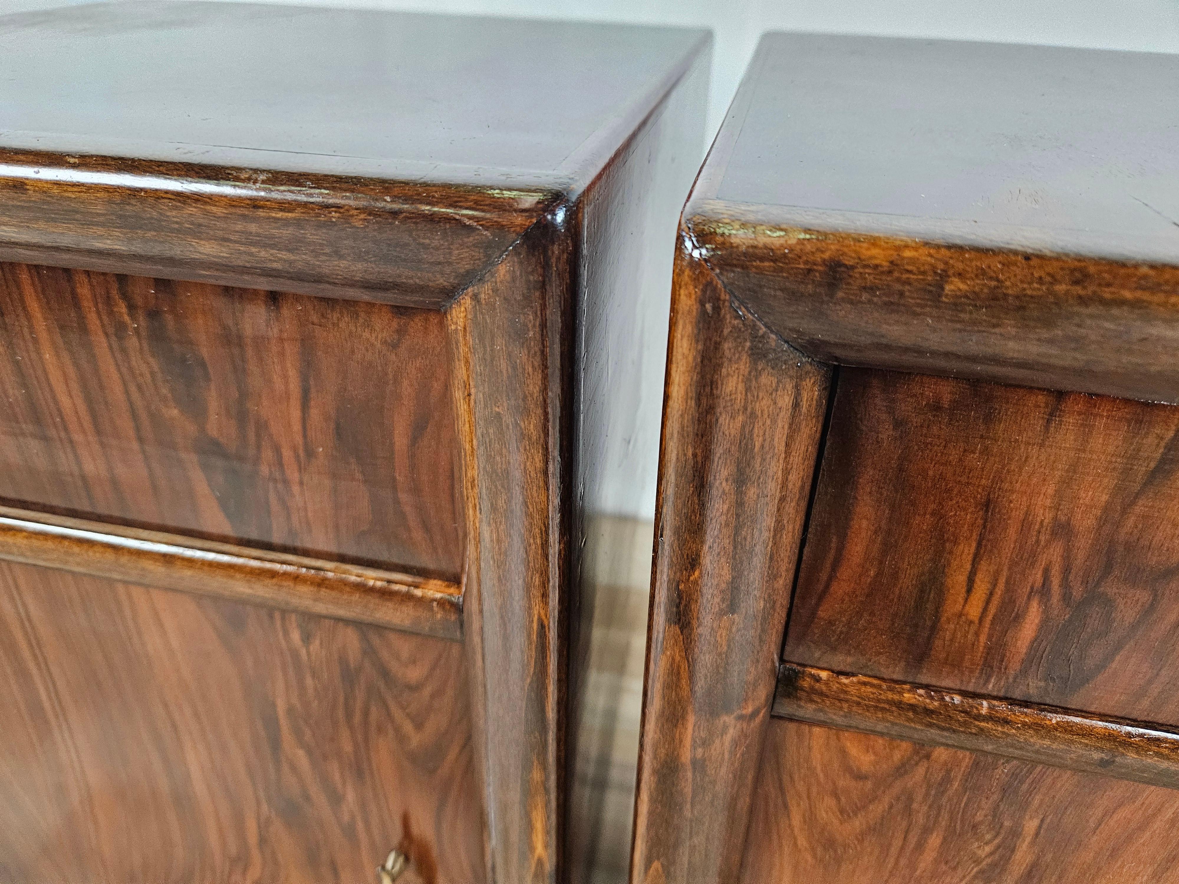 Comodini da camera in letto in radica di noce con maniglie in ottone 1940 1