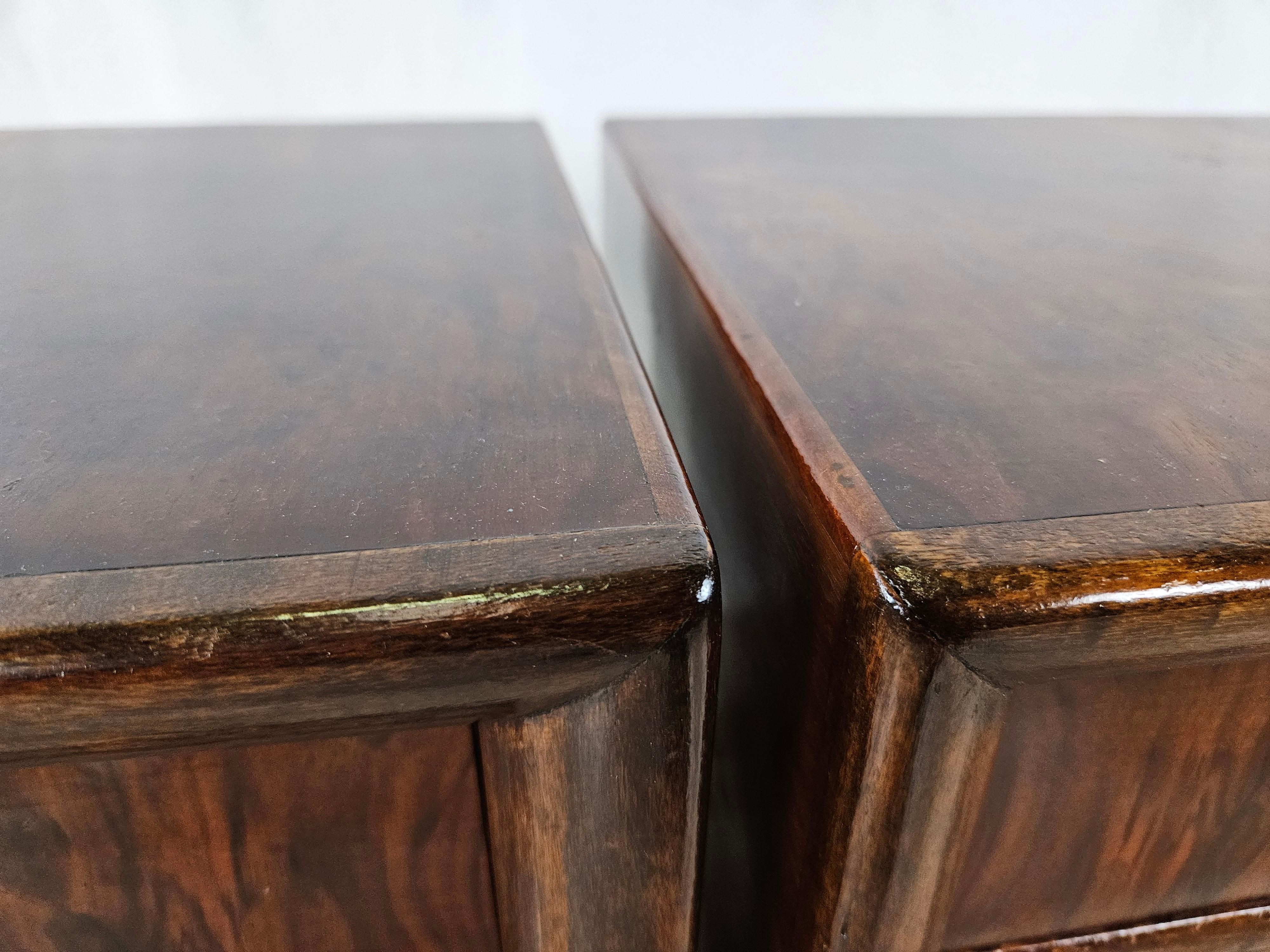 Comodini da camera in letto in radica di noce con maniglie in ottone 1940 2