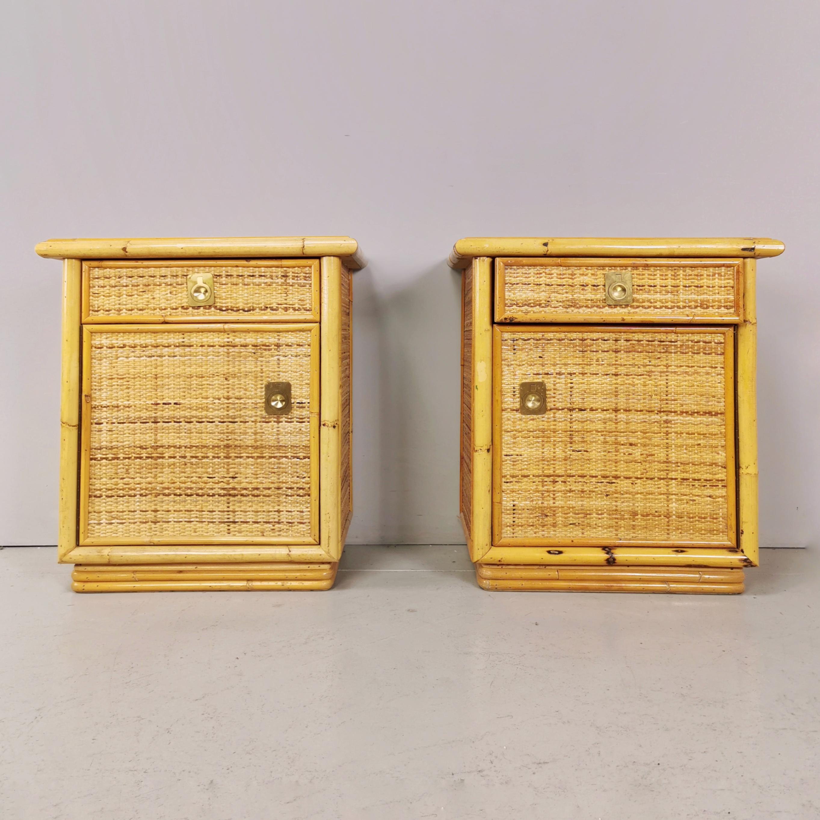 Pair of vintage 1970s bamboo wicker/rattan nightstands with brass handles.
The nightstands are in excellent condition with no particular defects or breaks.
The structure is made of mambu and the surfaces are the minimal or rattan in perfect