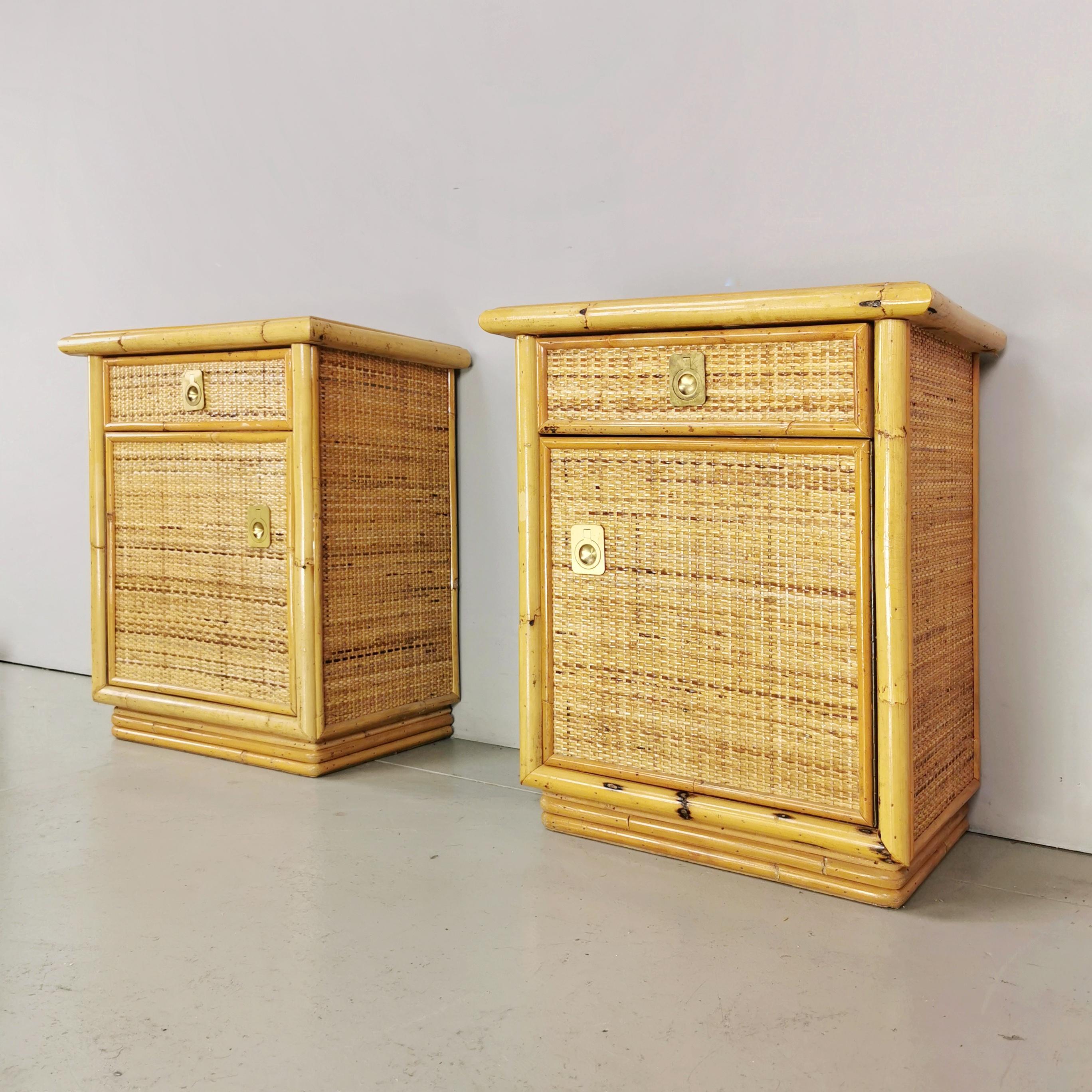Mid-Century Modern Tables de chevet  rotin en bambou DalVera des années 70 avec inserts en laiton en vente