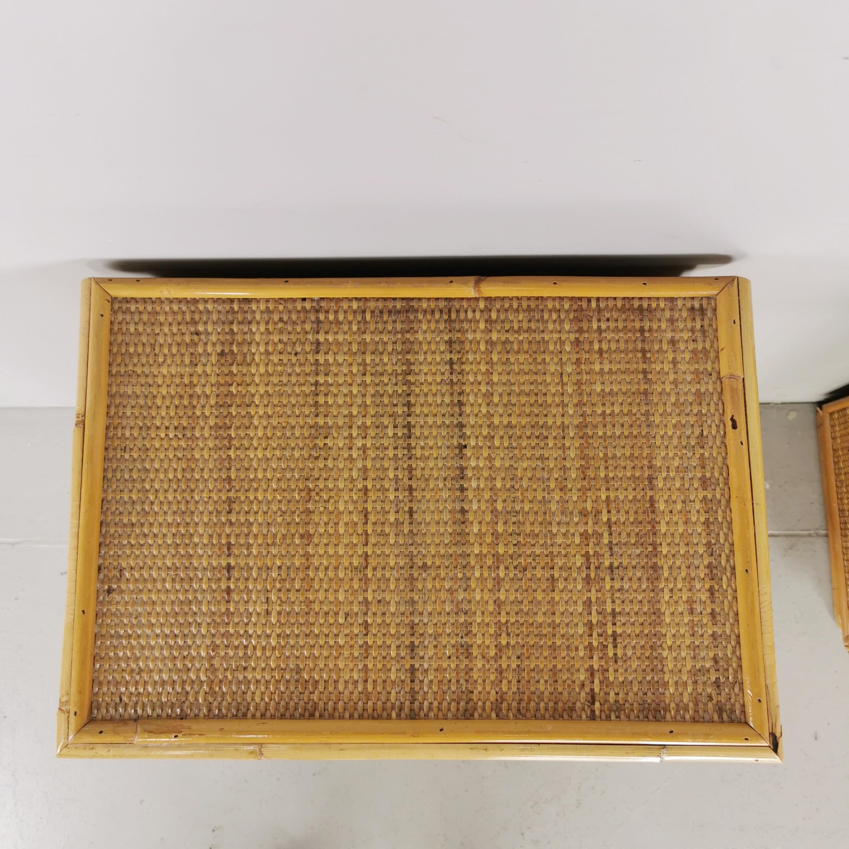 Laiton Tables de chevet  rotin en bambou DalVera des années 70 avec inserts en laiton en vente