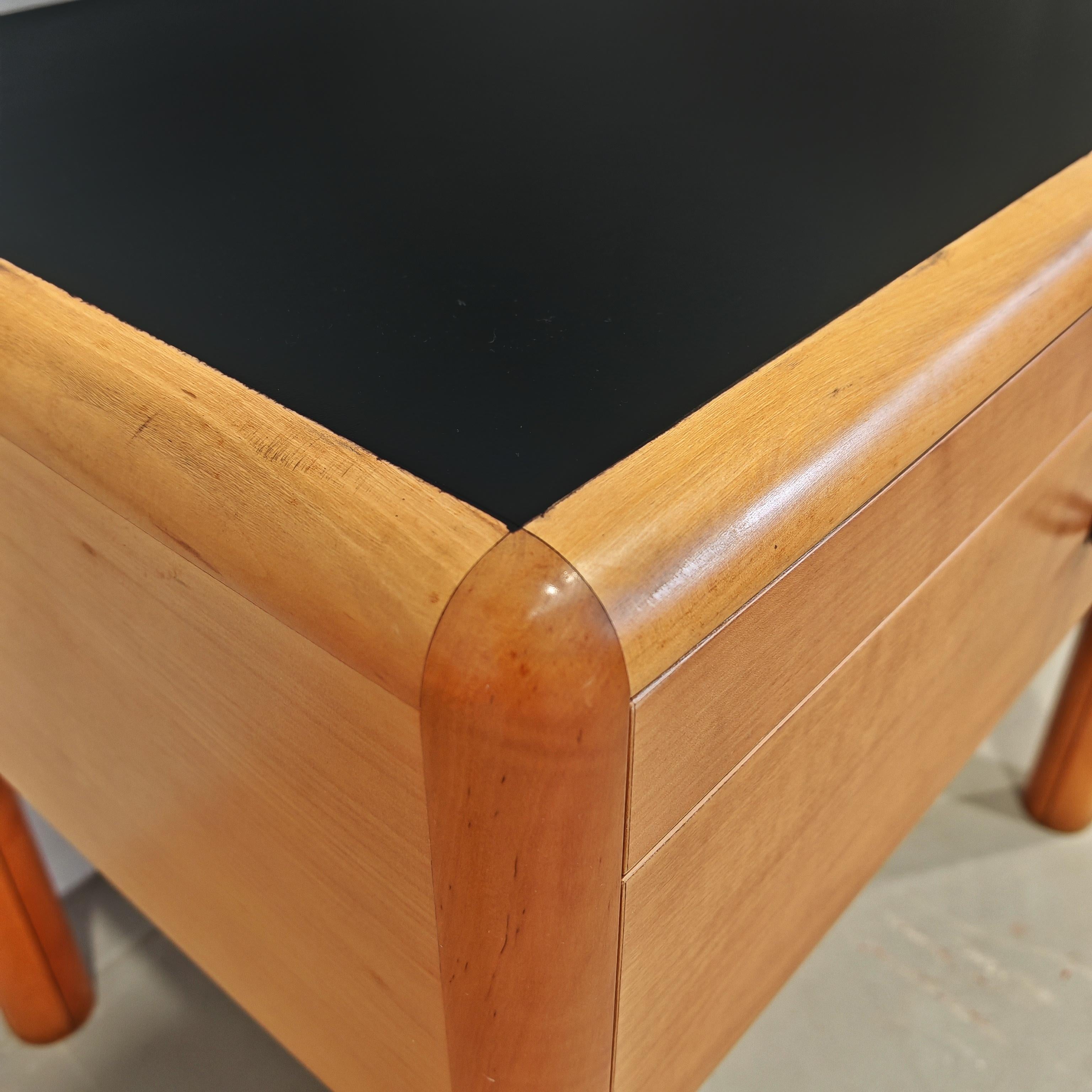 Italienisches Design 70er 80er Jahre Nachttische aus Holz hergestellt von Bernini im Angebot 8