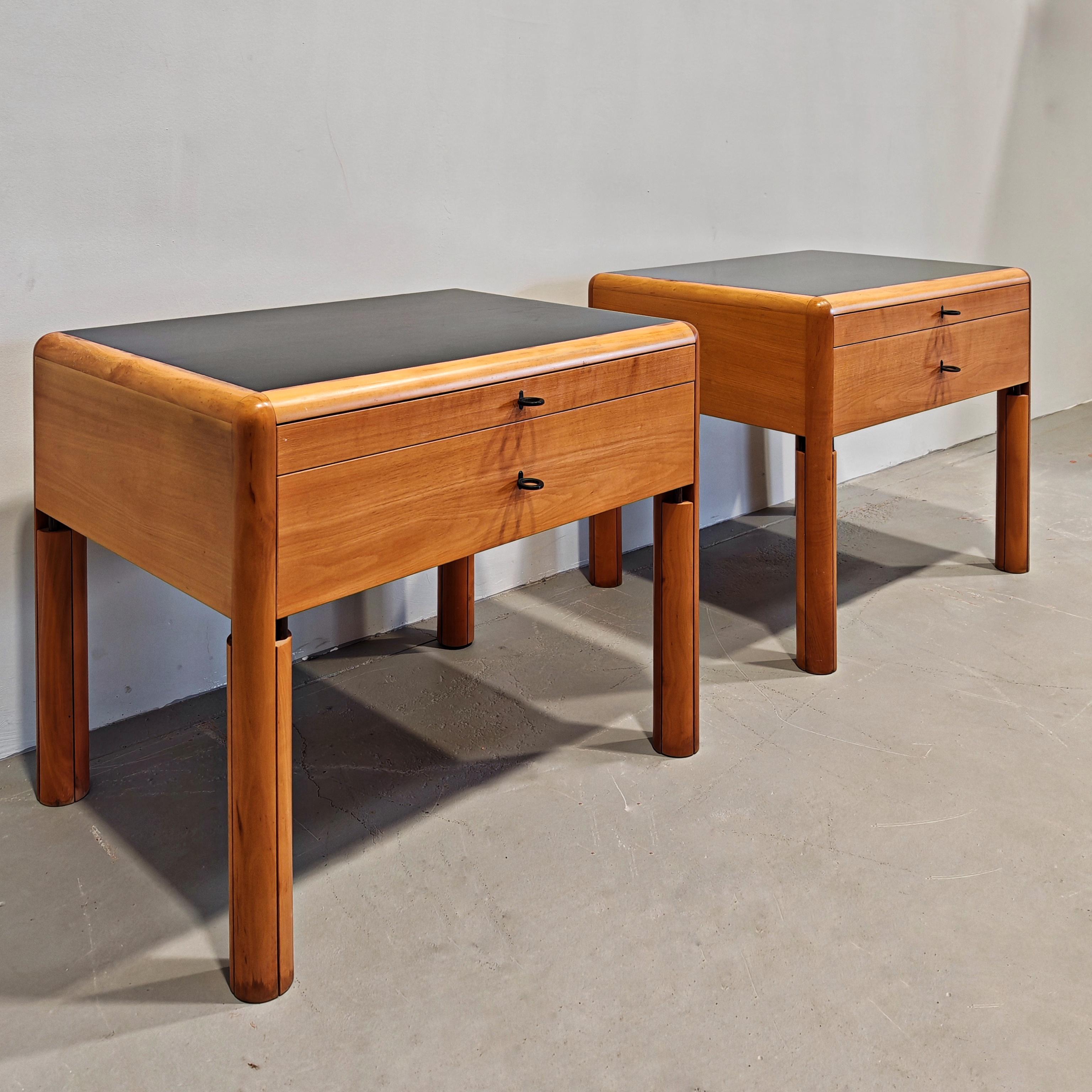 Italienisches Design 70er 80er Jahre Nachttische aus Holz hergestellt von Bernini (Postmoderne) im Angebot