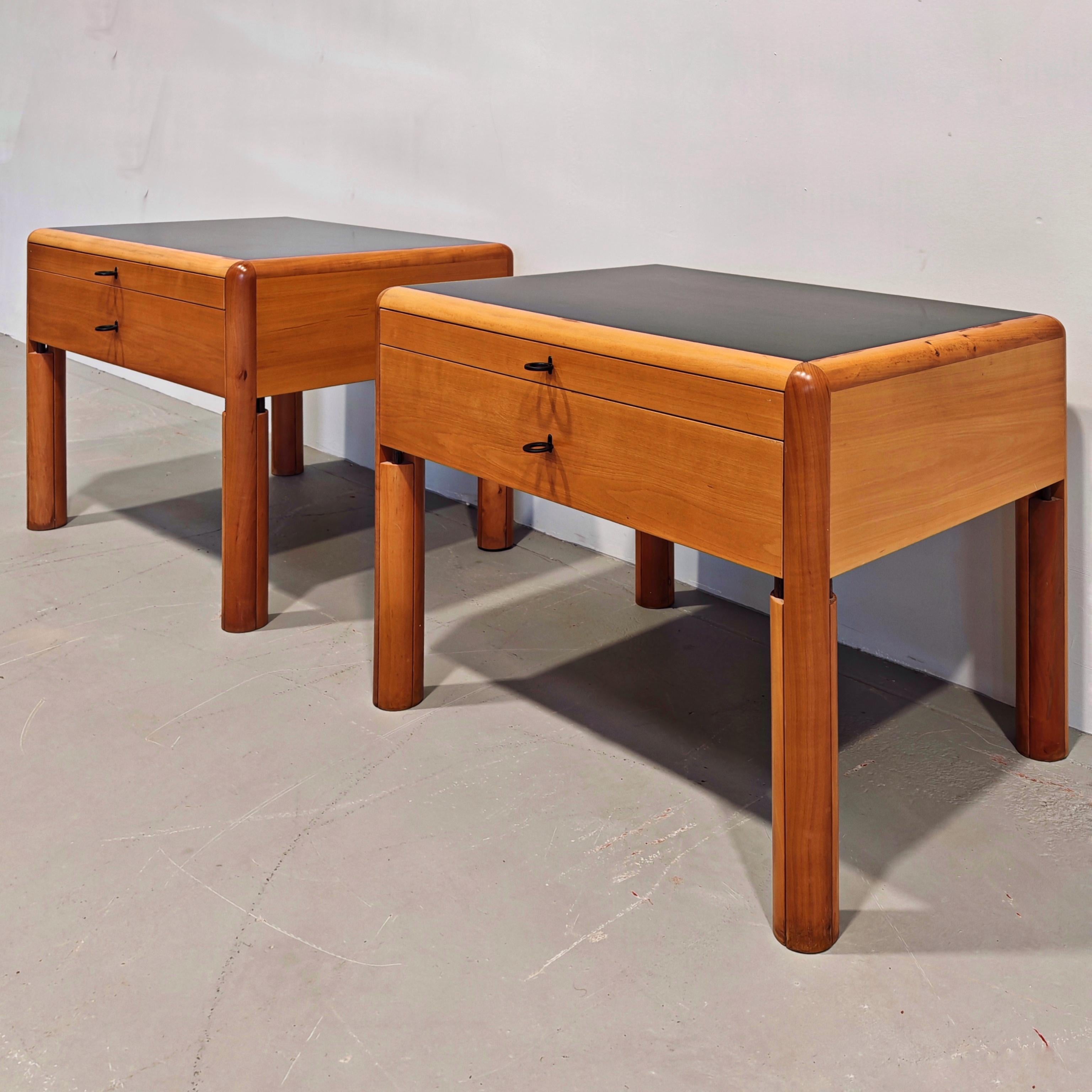 Italienisches Design 70er 80er Jahre Nachttische aus Holz hergestellt von Bernini (Italian) im Angebot